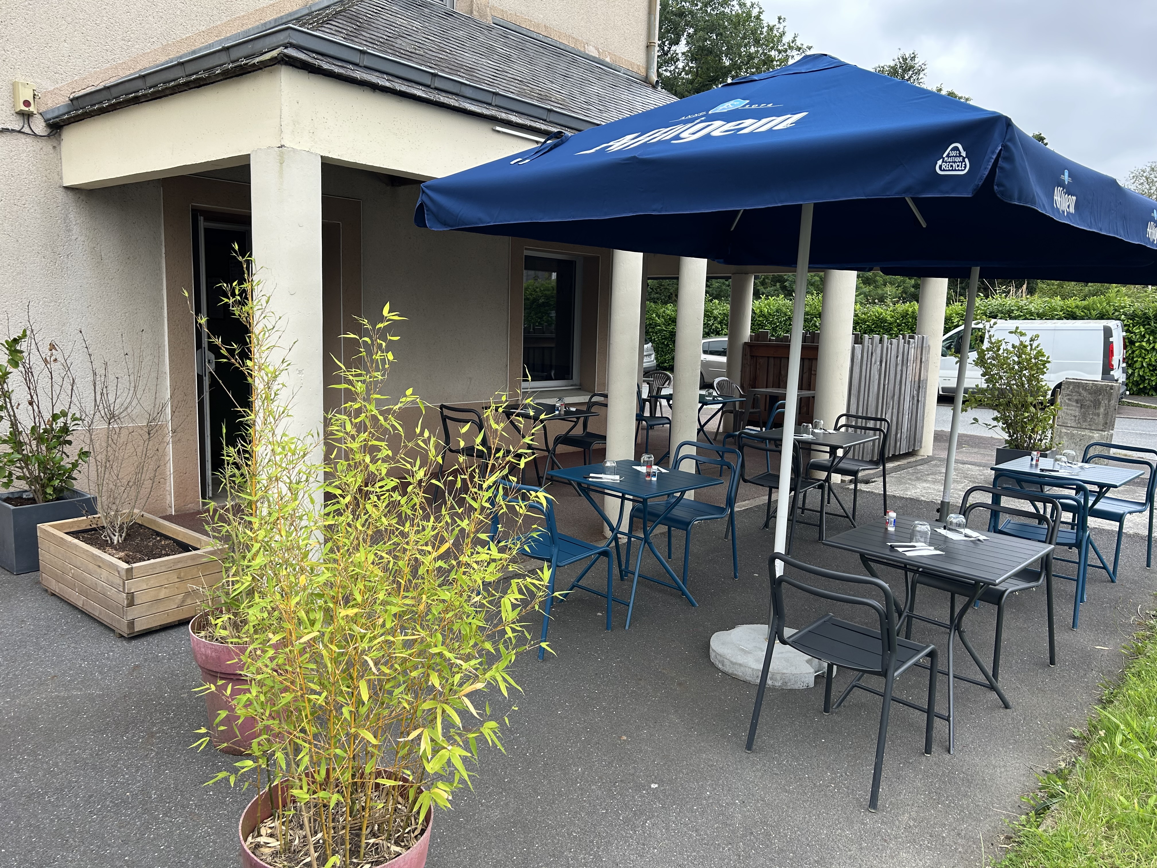 Bar restaurant situé sur l’axe passant Finistère Nord / Finistère Sud, 15000 véhicules jours environs et mitoyen avec un tabac.
Vente murs et fond, indissociable.
Etablissement entièrement rénové en janvier 2022, pouvant accueillir entre 40 et 50 couverts au RDC, 30 couverts à l’étage et 30 couverts en terrasse.
Etablissement géré en couple.
Aucun contrat brasseur, un contrat pour la caisse et un contrat pour le sanitaire à reprendre.
Cuisine bien équipée, friteuse 2 bains, piano 4 feux, four à pizzas, four à chaleur tournante et vapeur, lave vaisselle à capot, tables en inox, 2 armoire positive et 1 armoire négative, meuble à pizzas 3 portes réfrigéré.
Le plus, à l’étage, un appartement entièrement rénové, séjour salon, cuisine équipée, 5 chambres, 2 salle de bain, 2 wc, chauffage avec poêle à granulés, balcon plein sud.
Superficie de l’établissement fond de commerce et appartement 300m2.
Construction de 42 logements face à l’établissement.