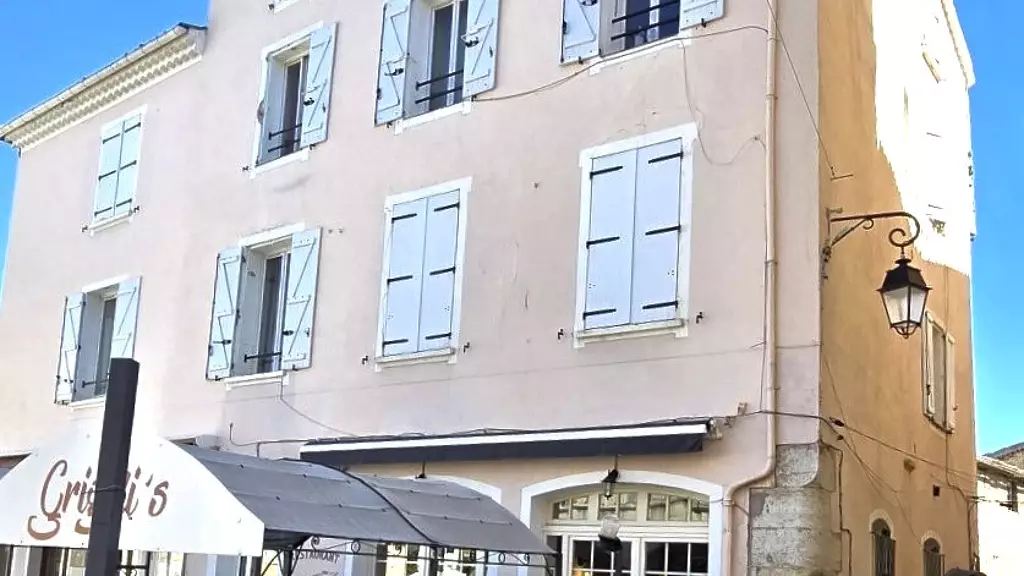 A SAISIR - restaurant sur place centrale et proche parking -  salle de 30 places et 24 en terrasse ombragée  -  caves - chauffage collectif - restaurant jouissant d'une excellente réputation et de bons résultats - vendu cause familiale - dans village proposant de nombreuses animations