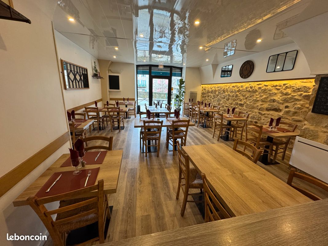 FONDS DE COMMERCE OPPORTUNITÉ DE REPRISE Situé dans un village médiéval touristique, ce restaurant bénéficie d’un environnement et d'une localisation attractifs mêlant clientèle locale fidélisée et flux saisonnier important. L’établissement développe un véritable univers de restauration avec une salle de 42 m² environ, offrant un cachet et une ambiance chaleureuse très appréciée de la clientèle. À cela s’ajoute deux terrasses : l'une devant le restaurant et l'autre en bord de rivière constituant un réel levier de fréquentation et de développement en période estivale. L’exploitation dispose actuellement d’une capacité d’environ 35 couverts en intérieur et 45 couverts en terrasse. L’agencement professionnel est fonctionnel, comprenant un espace bar, une cuisine d’environ 23 m² environ, un coin plonge indépendant de 16 m² environ, sanitaires et remise. L’outil de travail est immédiatement opérationnel avec matériel professionnel et agencements permettant une reprise sans travaux. L’établissement bénéficie également d’un stationnement facilité grâce à un grand parking gratuit situé à proximité immédiate, constituant un véritable atout pour la clientèle locale comme touristique. Le bail commercial en place présente un loyer particulièrement attractif d’environ 550 € mensuels, avec la possibilité de louer un grand garage supplémentaire pour 170 euros par mois. Affaire adaptée à un couple de professionnels, à une première installation ou à un restaurateur souhaitant développer un établissement à forte identité dans un secteur touristique reconnu.

Demander une visite