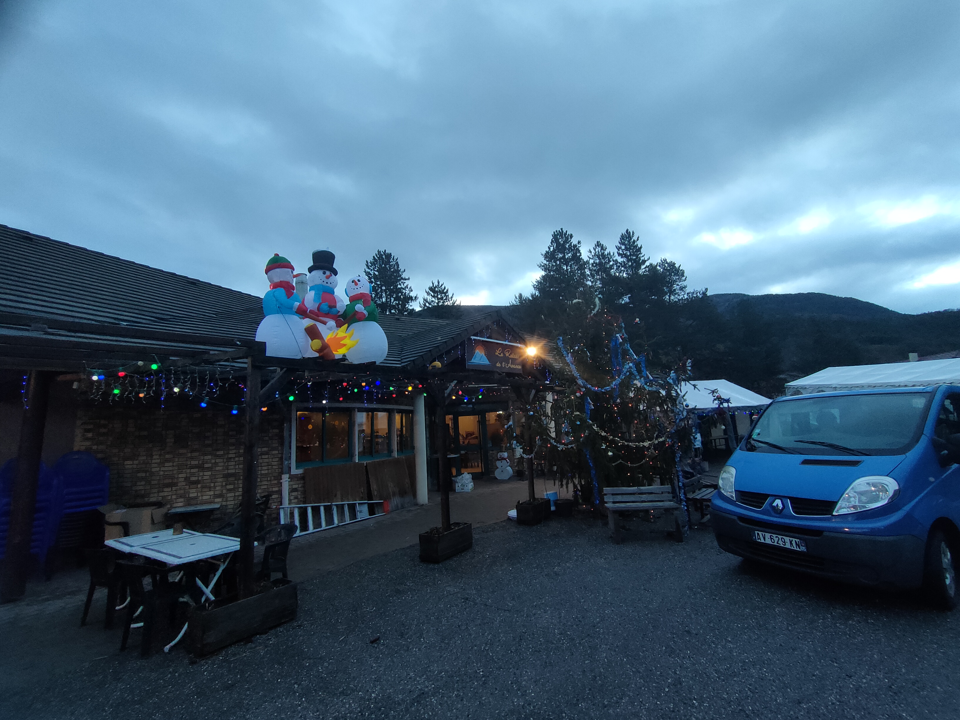 Dans la vallée de l'Avance, au coeur du magnifique département des Hautes-Alpes il existe un sympathique commerce qui n'attend que vous !
Ancienne supérette de la vallée, nous l'avons transformé il y a dix ans en un commerce multiservices: pains et viennoiseries en terminal de cuisson, journaux, gaz, épicerie, cave à bière, relais colis (pickup), point poste, bar et restaurant. 
La restauration est notre activité principale avec la fréquentation régulière d'une clientèle locale et ouvrière à laquelle s'ajoute la clientèle de passage car le point fort de notre établissement est sa localisation. 
Nous sommes en effet situé sur l'axe principal d'accès aux stations de ski, au lac de Serre-Ponçon, au nord du département, a l'Italie.....
Et à seulement 15 mn de l'autoroute, c'est un immense parking qui incite à s'arrêter pour se désaltérer, se restaurer, se reposer et profiter d'un moment convivial. En période de vacances ( hiver comme été) ainsi que les weekends, c'est le plein de la salle assurée.
Nous disposons de 80/90 places à l'intérieur et durant les vacances de février avec cette capacité nous arrivons à servir jusqu'à 150prs. L'été, nous installons une terrasse d'une quarantaine de places.
Nous avons également la chance d'avoir sur la commune le sanctuaire de Notre-Dame-du-Laus qui nous apporte une clientèle de pèlerins.
Malgré notre volonté (depuis 2 ans) de ne plus faire de restauration le soir et de fermer le bar à 20h45, notre CA reste en augmentation chaque année et avoisine les 300 000€
Nous exploitons ce commerce avec le coeur et une touche familiale très marquée et nous souhaitons transmettre notre affaire dans le même état d'esprit en accompagnant et aidant le repreneur de manière à ce que cette reprise soit pérenne.
Le bâtiment et la licence 4 appartiennent à la commune et le loyer est de 650€ et 150€ pour la licence soit un total de 800€.
Commerce déjà très vivant il reste de nombreux points de développement à mettre en place comme reproposer l'activité tabac, étoffer l'épicerie, améliorer la visibilité et la terrasse...
Il existe également la possibilité de reprendre la restauration scolaire et une activité traiteur.
Nous vendons pour des raisons de santé et une retraite qui se rapproche.
Pour les personnes vraiment intéressé et dont le profil correspond à l'exploitation de ce commerce, nous sommes prêts à étudier toutes solutions ( gérance, crédit vendeur.......)