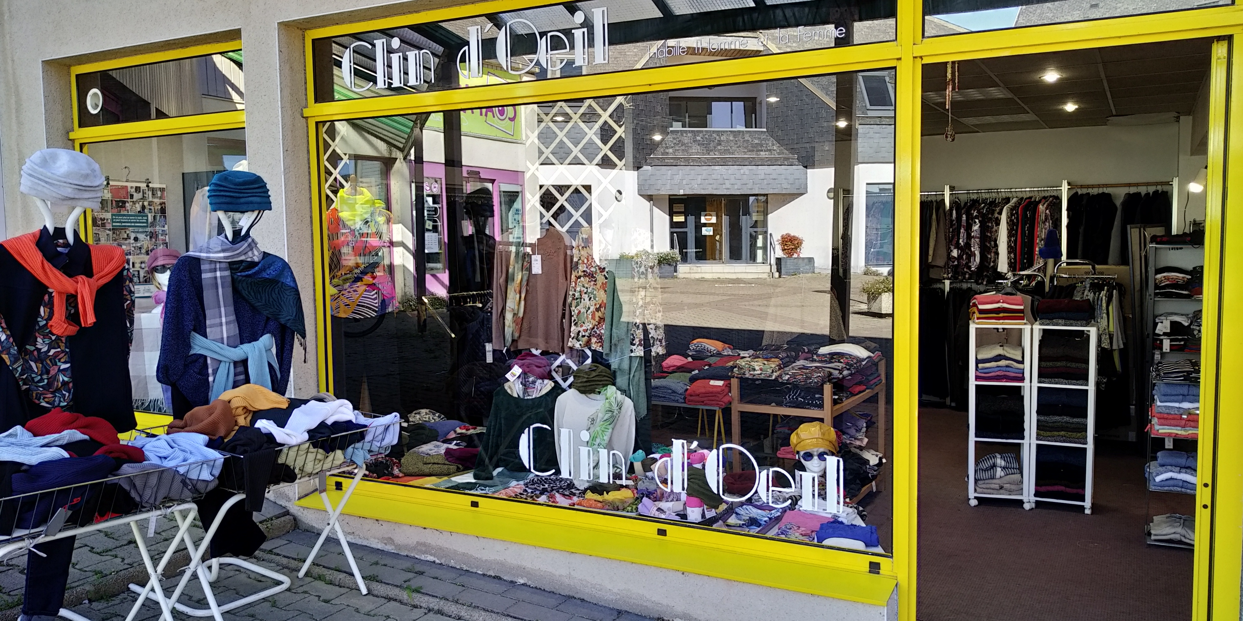 Après 39 ans d’activité, la boutique Clin d’Œil, située en plein centre-ville de Plouigneau,  cherche son ou sa repreneur(se) pour cause de départ à la retraite. 
Cette boutique indépendante propose du prêt-à-porter féminin et masculin, lingerie, sous-vêtements, linge de nuit, chaussettes, écharpes et accessoires, avec également des services  de retouches et dépôt pressing. Son offre, principalement orientée vers des vêtements confort, s’appuie notamment sur des marques reconnues comme Griffon, Armor-Lux, Plurielles, Playtex, Pionnier ou Perrin. L’activité est aujourd’hui réalisée à environ 80 % auprès d’une clientèle féminine. 
Clin d’Œil bénéficie d’une clientèle fidèle, construite depuis près de 40 ans, avec fichier clients et système de fidélité. 

Un emplacement privilégié en centre-ville 
Le commerce dispose de 105 m2, dont 80 m2 de surface de vente, et surtout d’une remarquable vitrine de 20 mètres linéaires, offrant une excellente surface lumineuse pour une grande visibilité. 
Il se trouve au cœur d’une commune de plus de 5 000 habitants, dans un environnement commerçant dynamique avec de nombreux services : pharmacie, centre médical, poste, médiathèque, banques, commerces alimentaires, chausseur, opticien, coiffure, institut de beauté, etc… Le local est situé à proximité directe d’un grand parking gratuit 

Une reprise accessible avec un fort potentiel de développement
Le commerce est proposé à 39 000 €, comprenant l’enseigne, le nom commercial, le mobilier, le matériel ainsi que le fichier clients. Le stock, actuellement estimé à 20 000 €, est à négocier avec le repreneur. 
Les murs commerciaux de 105 m2 sont disponibles à : 
	•	La location : 950 €/mois (charges comprises) dans le cadre d’un bail 3-6-9   
	•	La vente au prix de 165 000 €.  Avec un chiffre d’affaires actuel stable, l’activité présente un réel potentiel de croissance : nouvelles gammes, modernisation du magasin, communication digitale, click & collect, développement de ventes auprès des EHPAD...  La cédante est prête à accompagner son ou sa repreneur(se) dans la durée, afin de faciliter la transmission du commerce, de son fonctionnement et de sa clientèle.  Contact : Mme Martine Herry 06 26 05 42 82 – clindoeil29@laposte.net