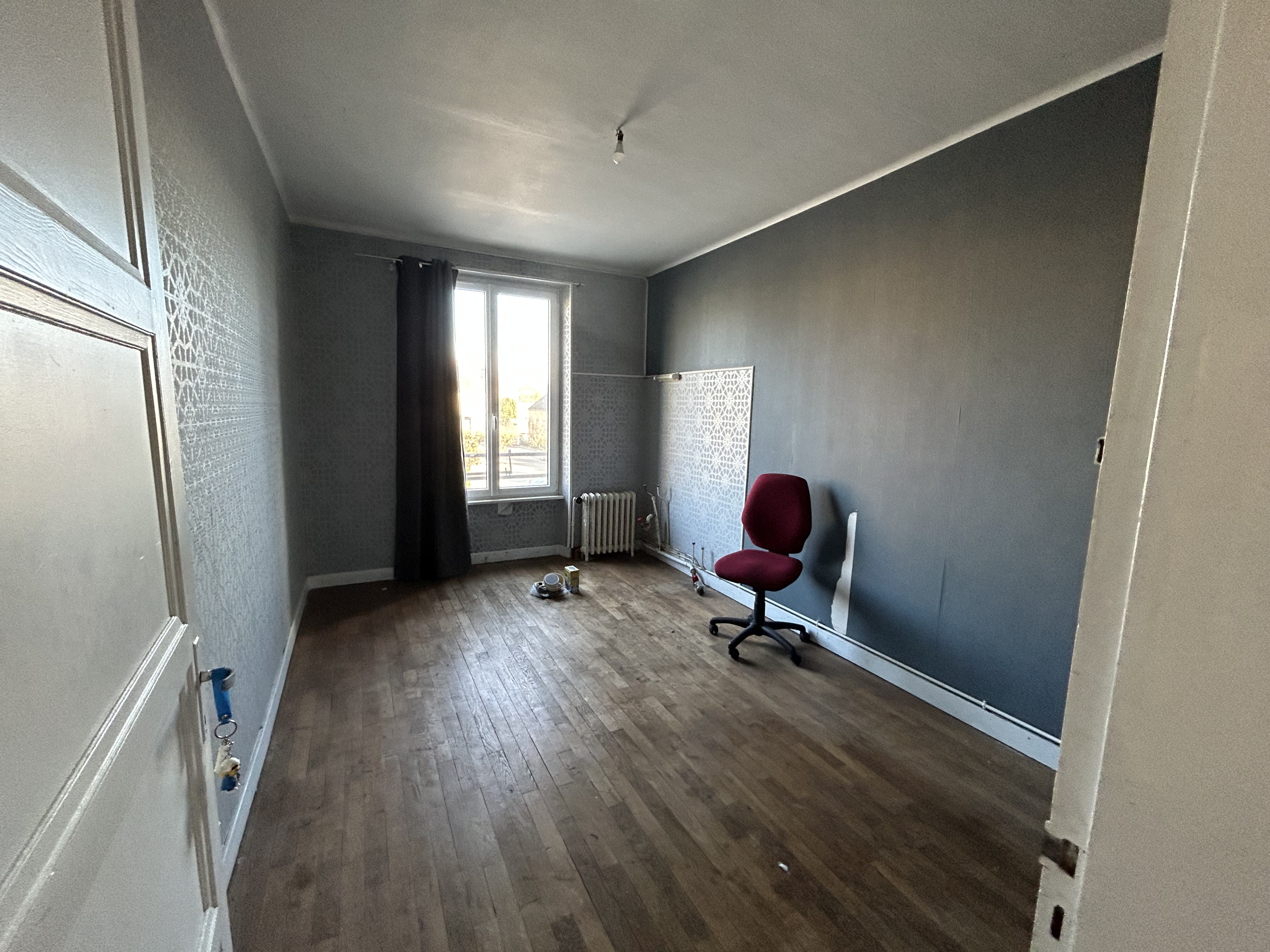 AFFAIRE IDÉALE POUR COUPLE – CENTRE BARENTON (50) À vendre : Murs & Fonds Bar, Tabac, Presse, PMU
Situé au cœur d’un bourg normand dynamique et tout commerce (écoles sur place). Clientèle fidèle et de passage à l'année.
•	Espace commercial : Rez-de-chaussée fonctionnel + cave de stockage de 100 m². Toiture et huisseries récentes.
•	Logement spacieux : Appartement de 80 m² (5 grandes pièces) + salle d’eau au 1er étage et + 80 m² à fort potentiel d'aménagement au 2nd.
•	Potentiel : Développement possible en restauration rapide et en accueil de passage (non exploités), voie verte à proximité.
le prix comprend le fond et les murs .