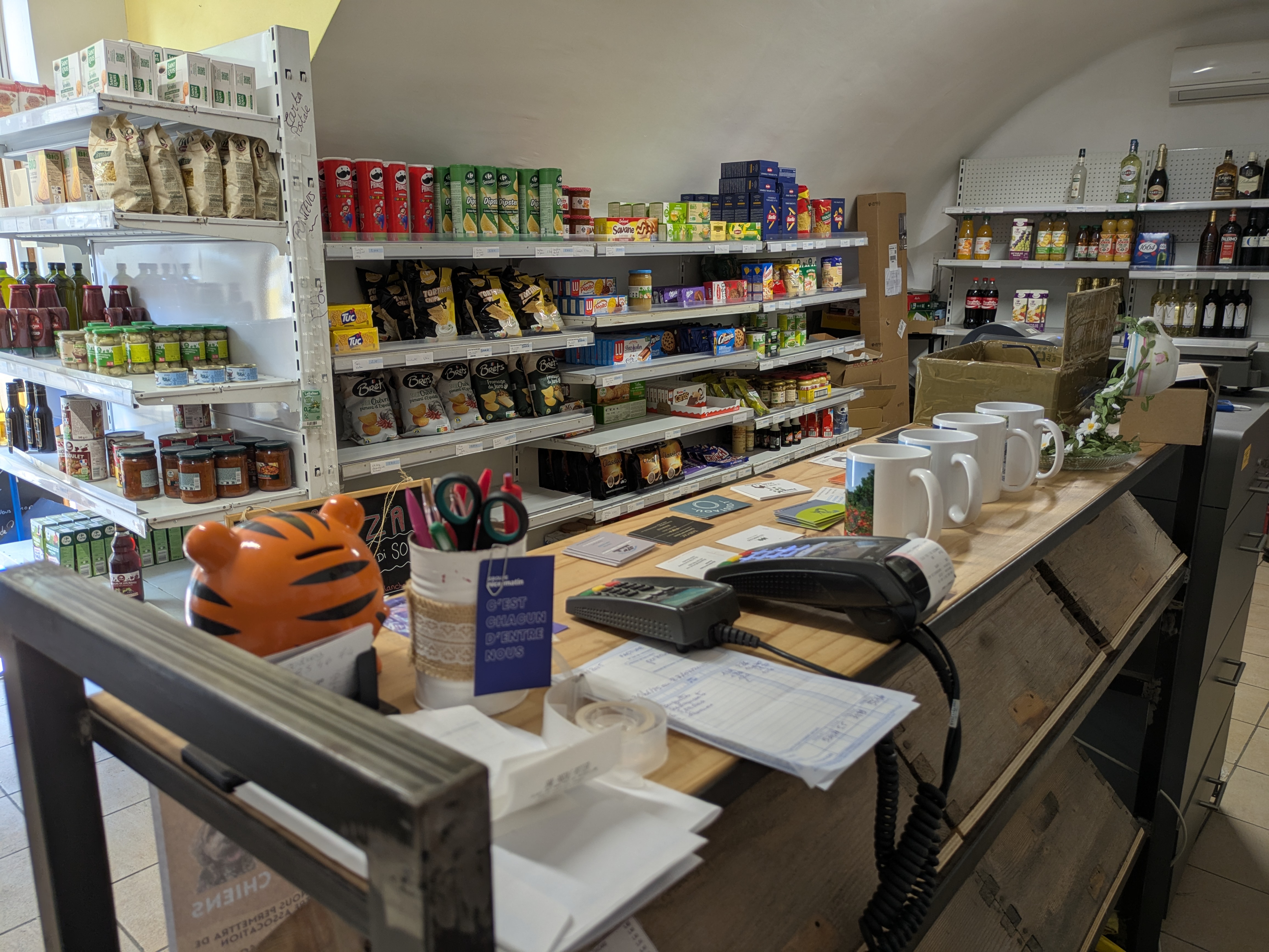 🌿 Changez de vie au cœur de la Provence – Fonds de commerce Épicerie, Bar, Restaurant + Appartement
Et si votre quotidien se transformait ?
Ici, à Pontevès, petit village provençal lové entre collines et champs parfumés, se trouve un lieu où l’on travaille avec plaisir et où chaque journée apporte son lot de rencontres et de rires.

Le Bar Epicerie de PASCALE, c’est :
☀️ Une épicerie qui dépanne, régale et fait découvrir les produits locaux.
🍷 Un bar-restaurant animé, où se retrouvent habitants, amis et voyageurs.
🌙 Des soirées à thème sous la tonnelle prêtée par la mairie, avec jusqu’à 90 convives.

📍 Infos clés :
•	Capacité : 62 places assises (intérieur + terrasses couvertes) + 30 supplémentaires pour événements
•	Licence IV et matériel complet
•	Clientèle : locale, fidèle, de passage et touristique 
•	Appartement de 70 m² inclus
•	Loyer imbattable : 17 € HT/mois 
•	Prix Fond de Commerce : 89 400 € hors stock (stock valorisé séparément)
•	4 mois de formation et d’accompagnement offerts
•	Chiffre d’affaires annuel moyen sur 3ans : 160 000 €

💛 Pourquoi ce lieu est unique :
Parce qu’ici, on vit au rythme des saisons.
Le matin, on partage un café avec les habitués.
L’après-midi, on conseille un cycliste de passage.
Le soir, on trinque avec des amis en terrasse, pendant que le soleil disparaît derrière les collines.
Si vous rêvez d’un commerce qui soit aussi un art de vivre, où travail et plaisir se confondent, alors Pontevès vous attend.

« La cession sera accordée au candidat présentant le projet le plus solide et l’expérience la plus adaptée, afin de pérenniser l’âme conviviale et familiale de ce lieu emblématique. »
📞 Contactez-nous pour visiter… et peut-être, commencer votre nouvelle vie.