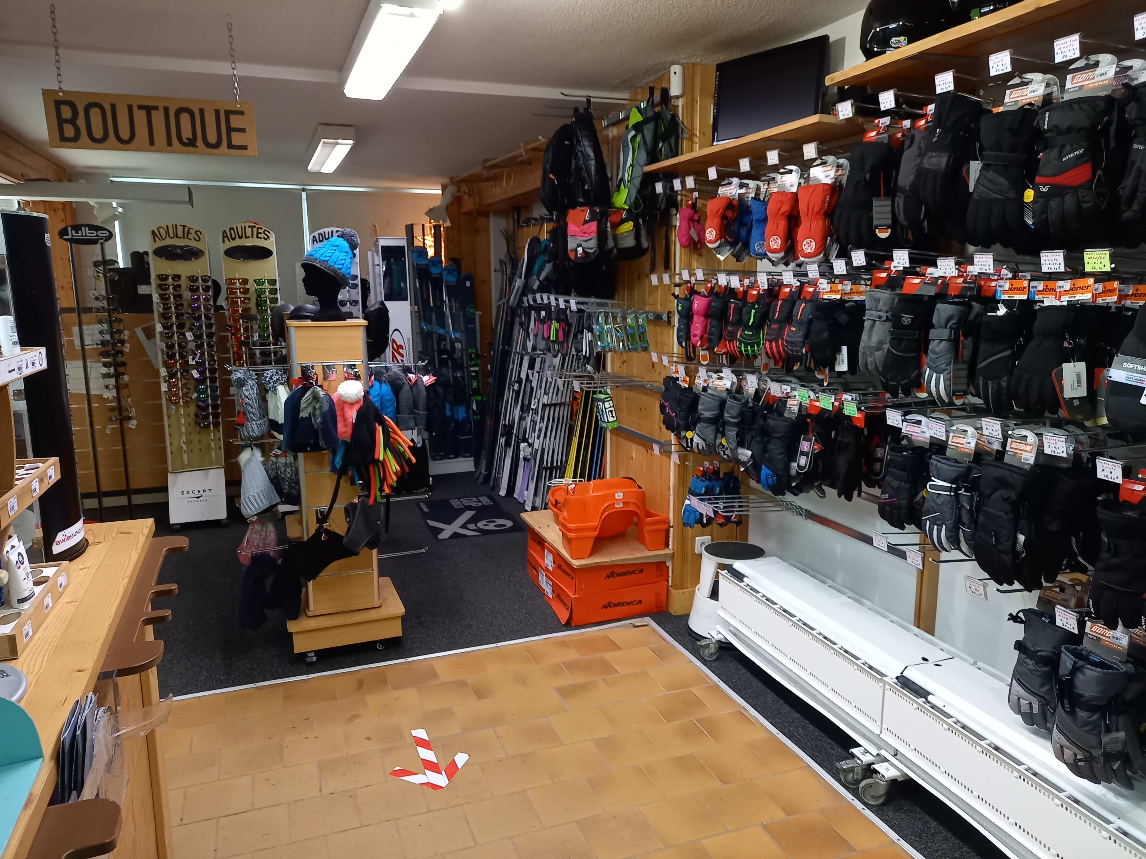 Urgent cause retraite vends un Fonds de commerce de location de matériel de ski et vente articles de sports d'hiver, situé au cœur d'une station dynamique des Pyrénées Atlantiques (64) : Gourette.

Premier magasin à l'arrivée dans la station, il est situé au pied des pistes et existe depuis 45 ans.

Magasin de 140 m2 sous enseigne nationale. Agencement fonctionnel et récent.

Avec gros parc de location en parfait état (skis, chaussures, bâtons, snowboards…). Il dispose d'un atelier fermé pour l'entretien des skis et snowboards comprenant les machines et outils indispensables (surmouleuse, ponceuse, farteuse, etc). Matériel informatique en caisse.

Il bénéficie d'une clientèle fidélisée.

Magasin ouvert sur la saison d'hiver.

Possibilité de développement en ouvrant l'été.

Surface commerciale : 140 m²

Points fort :
- Emplacement au pied des pistes, front de neige.
- Premier magasin à l'arrivée dans la station.
- Emplacement près des caisses de remontées mécaniques.
- Enseigne nationale présente sur tous les réseaux sociaux.
Prix :  160000 €
Loyer mensuel : 1 800 € HT charges comprises

Eléments chiffrés : (TTC)
Année 2022
CA  : 240000 €
EBE :  76000 €

Pour nous contacter : 06 75 03 99 43