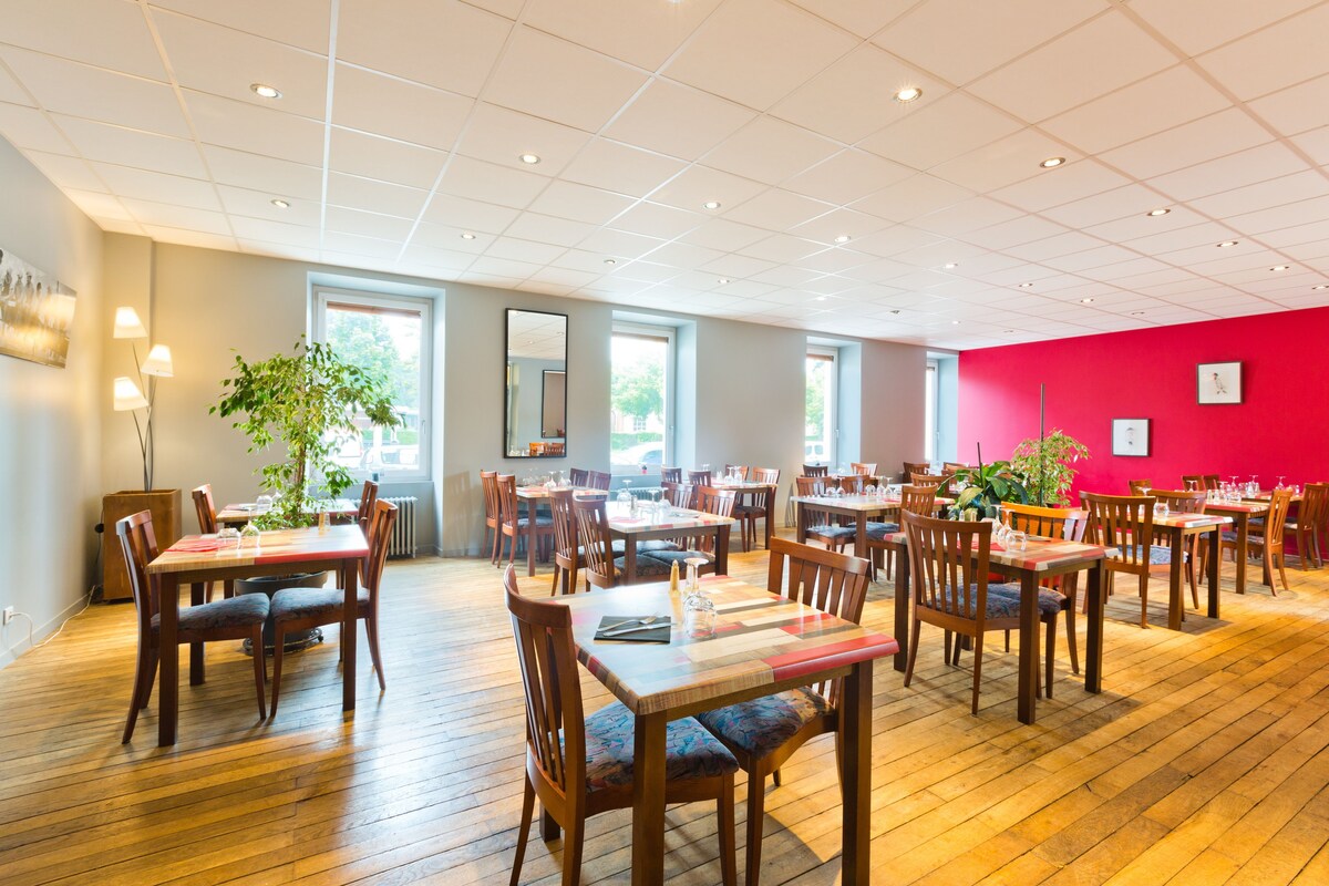Hôtel-restaurant - idéal couple d'exploitant. L'établissement comprends 12 chambres, restaurant 80 couverts avec terrasse. Logement de fonction.
 CA HT : 185 K€, EBE : 17 K€ - Prix : 428 000 € FAI 
Possibilité d'extension importante.