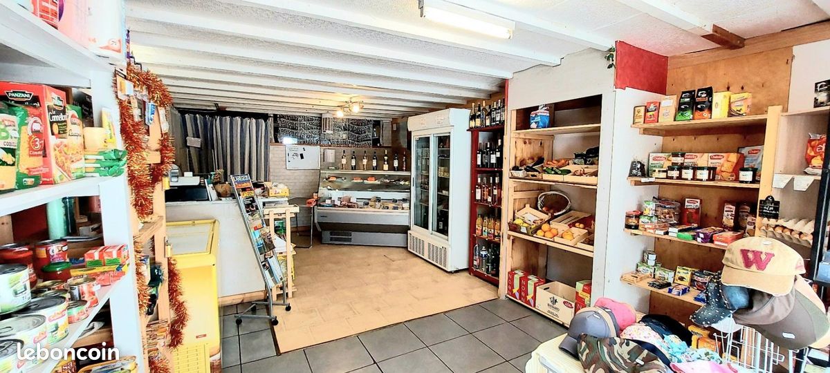 Bientôt la retraite… Nous vendons notre affaire !
Il s’agit d’un commerce unique de village dans lequel nous proposons :
- un coin épicerie - alimentation générale - produits locaux - dépôt de pain
- un coin bar - restaurant avec 1 petite salle de 18 couverts ayant une vue directe sur la vallée de la Barguillère et une terrasse ombragée donnant sur l’axe principal traversant le village
- licence IV spéciale petits villages - parking à proximité 

Commerce créé il y a + 12 ans que nous avons repris il y a + 3 ans. 
ÇA régulier avec potentiel supplémentaire à développer pour un couple motivé.
Clientèle fidèle et régulière, sympathique et attachante, mais également touristique grâce aux nombreux gîtes à proximité et départ de randonnée / Trail juste en face !

Toutes les infos liées aux CA et résultats vous seront communiquées lors de votre visite, aux personnes sérieuses avec une capacité financière suffisante et prouvée.