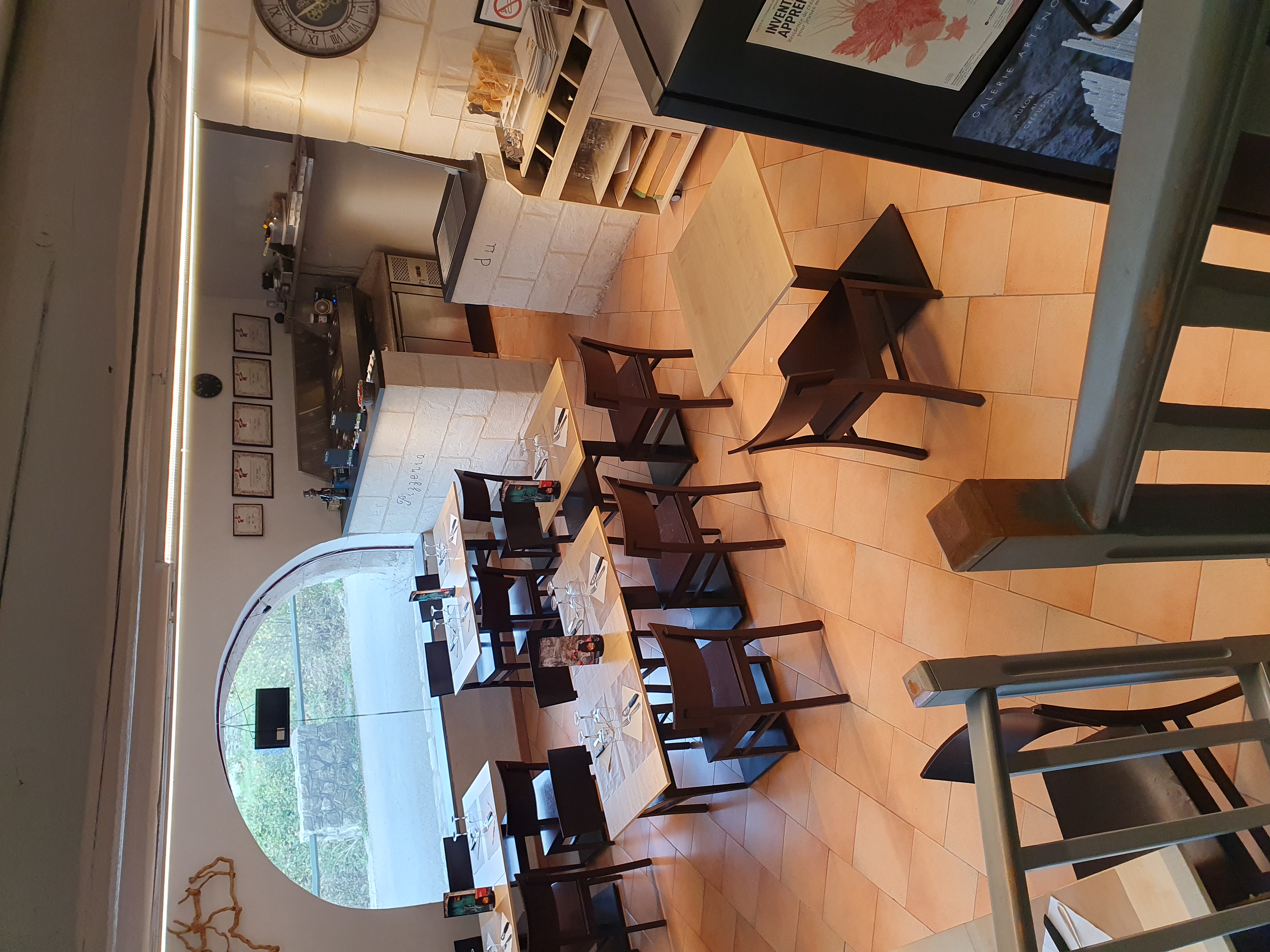 Cause maladie, nous vendons notre fond de commerce pizzeria, restaurant avec un four à bois à sole rotative grande capacité de cuisson. 
Le restaurant est entièrement équipé en matériel professionnel. 
Une grande cuisine fonctionnelle et équipée peut accueillir plusieurs cuisiniers. Un coin labo préparation de la pâte à pizza est séparé, entre la cuisine et une réserve pouvant devenir une grande chambre froide.
Idéalement situé dans une ville touristique de la Drôme provençale, l'établissement comprend une salle climatisée dans laquelle se trouve le coin préparation et cuisson des pizzas, ouvert sur salle, une grande terrasse fermée et ombragée, un jardin aménageable  qui surplombe le restaurant offrant une vue sur la montagne. Clientèle fidèle, emplacement très bien situé à l'entrée de la ville et en face d'un grand parking gratuit. 
Capacité d'accueil entre 24 et 70 personnes. 
Loyer mensuel de location des murs transmis à la demande, attractif au vu de l'emplacement.