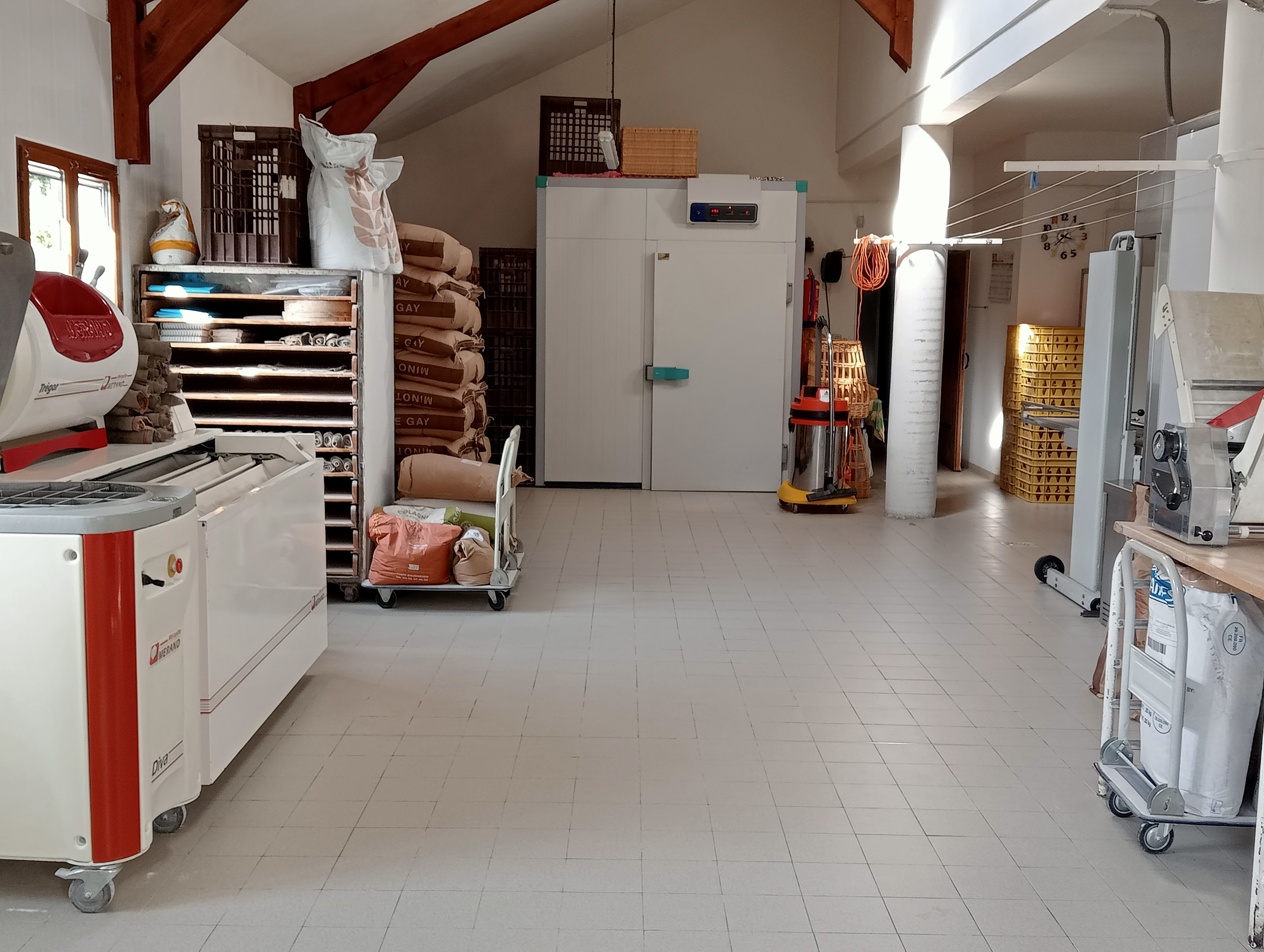 Vends boulangerie pâtisserie, située à Arleuf, coeur du Morvan, mur et fond, avec maison d'habitation de 133 m², garage de 53 m², partie professionnelle de 134 m², dépendance et sous sol, terrain arboré 2700 m². Grand parking sur axe principal Nevers Autun. Matériel très bon état, CA stable et en augmentation. Tenue par un couple depuis 16 ans + 1 vendeuse 26h/semaine qui effectue une tournée, camion inclus.

Vends fond 100 000€
Vends murs 135 000€
Le tout indissociable, prix ferme, curieux ou sans apport, s'abstenir. Premier contact par email, plus de photos et de renseignements sur demande sérieuse.