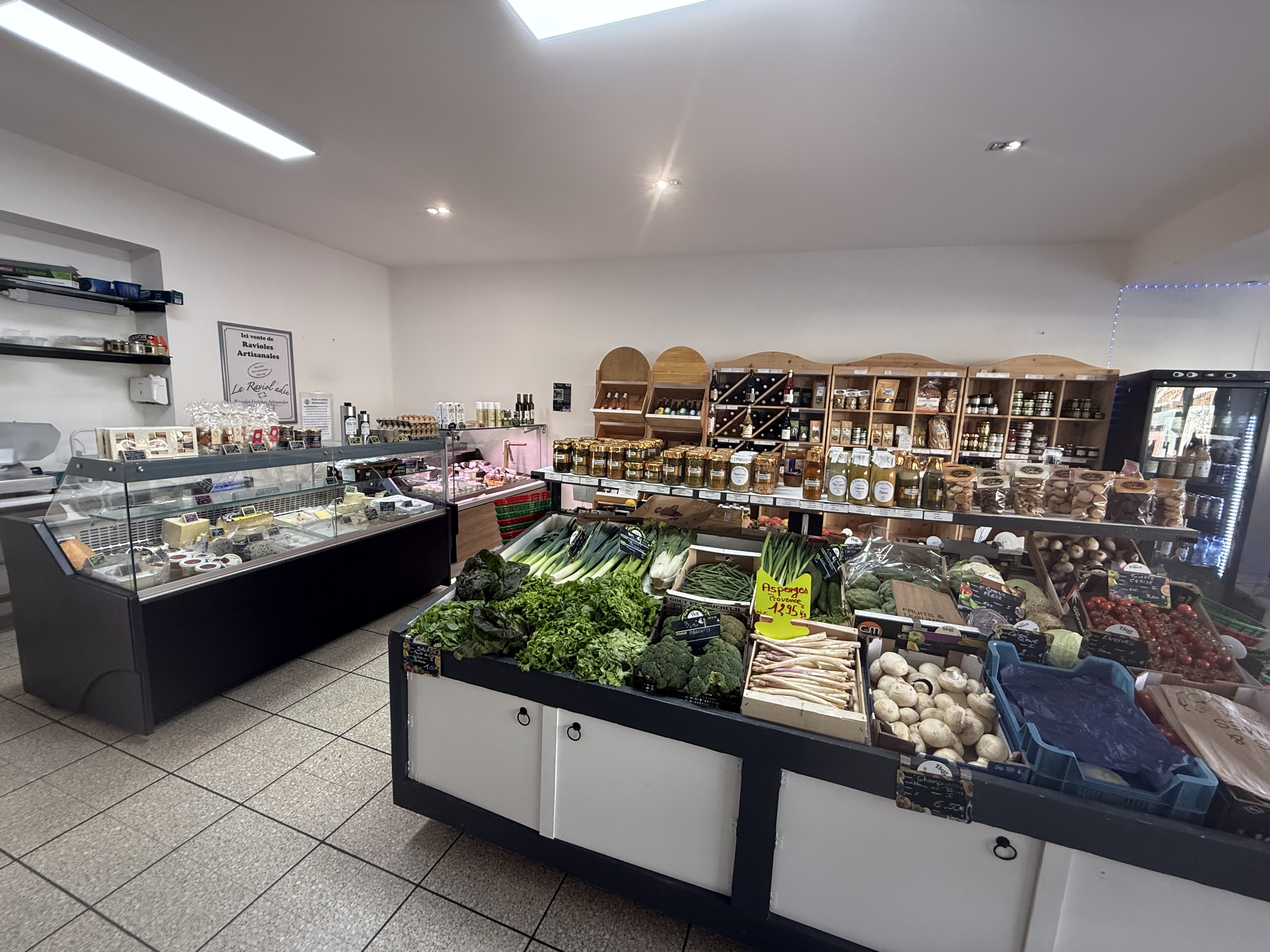 Bonjour,
Je vends mon épicerie fine en Drôme Provençale avec principalement des produits locaux  de producteurs. Fruits, légumes , fromages , charcuteries, biscuits , confitures, vins , olives et huile d' olive....
Le magasin fait environ 46m2 il y a une réserve un bureau , un wc et une grande chambre froide.
Je suis situé sur un axe principal de la ville face a la poste avec un parking gratuit toute l ' année.
Je fais sur commande aussi des planches apéritives, des plateaux de fromages, plateaux raclettes, salade de fruits ect...
Le magasin est vendu avec un Renault trafic H1L2 frigorifique en très bon état.
Fermé deux jours par semaine en hiver et ouvert 7/7 sauf le dimanche après midi en juillet et aout.
Affaire qui peut encore être développé.
Clientèle fidèle.
Je peux rester quelques temps pour accompagner les futurs repreneurs si ils le souhaitent.