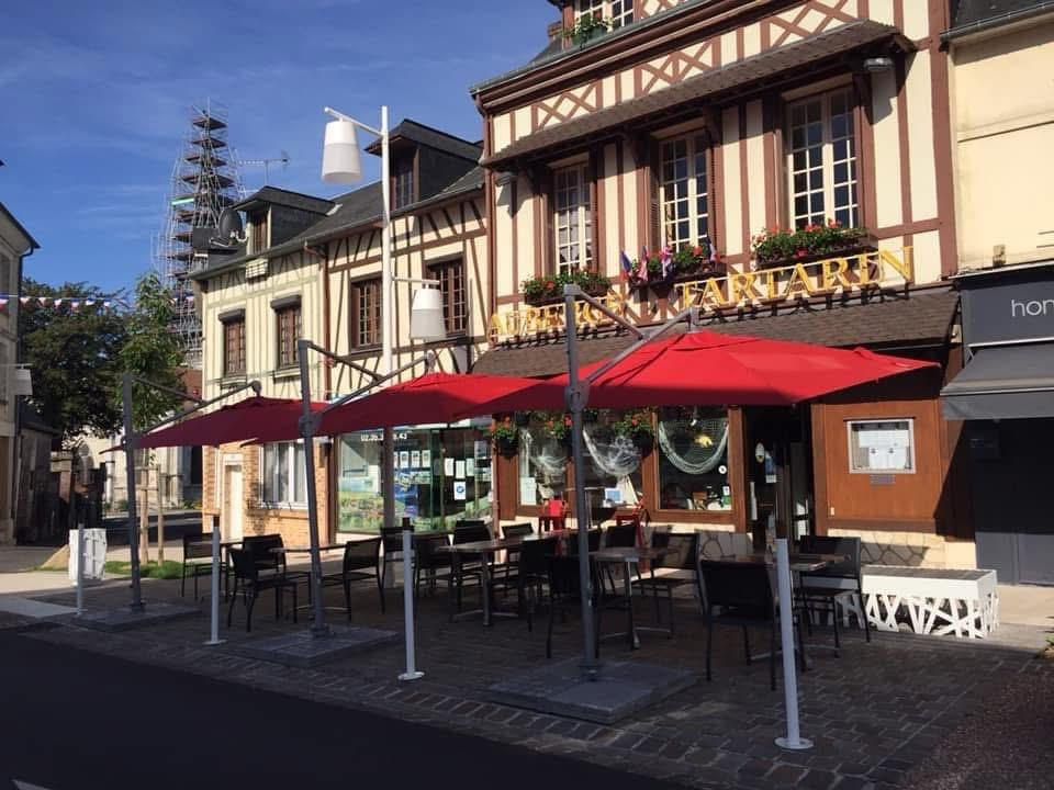 Auberge Tartarin – Duclair (76)

Idéalement située en plein centre-ville de Duclair, sur la place principale, l’Auberge Tartarin bénéficie d’un emplacement au cœur de la vallée de la Seine, entre Rouen et Le Havre, dans une commune dynamique et touristique.

Ce restaurant reconnu profite d’une excellente visibilité, d’un flux constant, d’une clientèle fidèle et d’un parking à proximité immédiate.

Capacité totale de 115 couverts :
90 couverts en intérieur répartis sur deux salles chaleureuses, complétés par une terrasse de 25 places.

Cuisine professionnelle complète, équipée en matériel Hobart, parfaitement entretenue et conforme aux normes, permettant une reprise immédiate sans investissement supplémentaire.

Logement de fonction inclus comprenant trois chambres, un bureau, une salle de bain et un salon/séjour, un atout majeur pour allier confort de vie et activité professionnelle.

Affaire saine et rentable avec un chiffre d’affaires constant et une bonne rentabilité.

Idéal pour un couple de restaurateurs ou un professionnel souhaitant s’installer dans un cadre attractif avec une activité clé en main.

Renseignements sur demande.