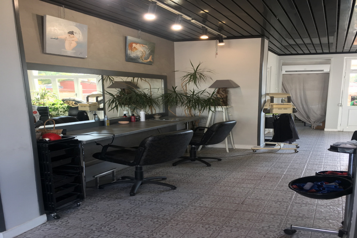 Salon sur le bassin d?arcachon , situé proche de toutes commodités :
Le salon est composé de 8 postes de coiffages, 3 bac à shampooing électrique 
Clientèle fidèle