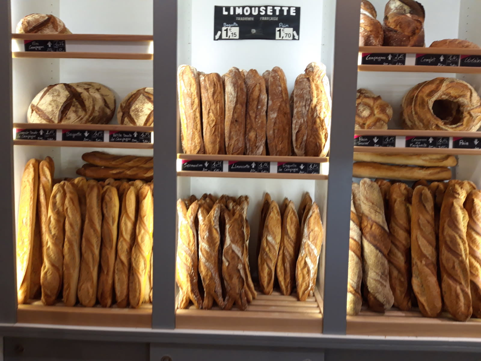 A vendre Boulangerie Pâtisserie , cause retraite, située a Ussel en Corrèze .
Surface 140m² : fournil aux normes comprenant : four pétrin diviseuse batteur chambre de pousse . Magasin neuf . Laboratoire pâtisserie indépendant
CA HT2024: 138 584 - Résultat net : 38 793    Loyer :800€/mois appartement compris
clientèle fidèle, idéal pour un couple