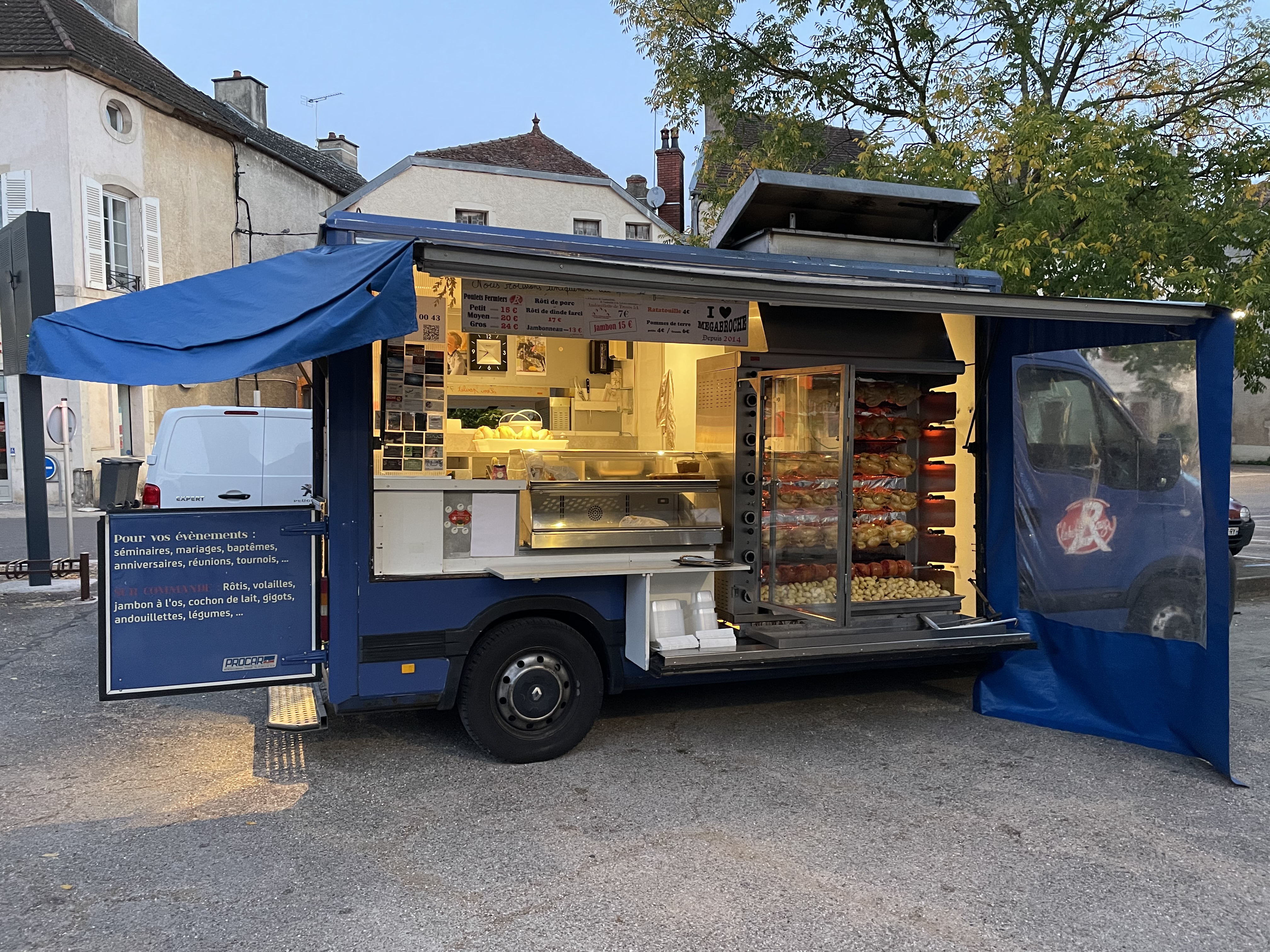 À vendre société clés en mains. 
Je recherche un repreneur dans le 21 pour ma SARL de rôtisserie ambulante.
Cela comprend : camion équipé prêt à travailler, tout le matériel que je possède, stock, carte SIM, site internet, fichiers (comptables, publicités, clients, fournisseurs) mais aussi la formation.
Je sors le camion les samedis et dimanches donc fort potentiel de développement tant sur les emplacements que sur la production.
Cette année je déclare en moyenne 2000€ par semaine sur 52 semaines.
Je ne vends rien au détail je vends une société, merci de bien le comprendre.
Premier contact téléphonique de préférence, laisser un message vocal si je ne réponds pas car je suis souvent en déplacement.
Mise à prix 80k
Bilan 2024 à 106000€