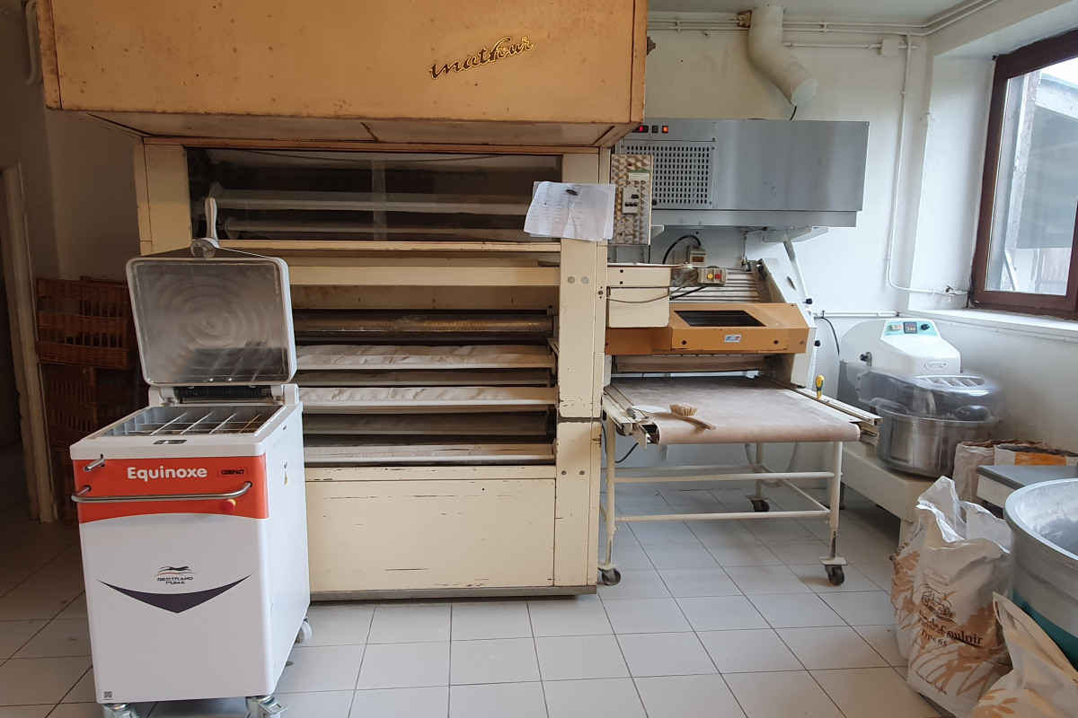 Commerce de campagne situé au Coeur du Parc Régional Naturel du Morvan (proche des Lac de Pannecière et des Settons). Région touristique.
Dispose d'un fournil grand et lumineux contenant en neuf : 1 four (Pavailler), 1 four ventilé, 1 diviseuse certifiée et 1 refroidisseur. Ainsi qu'1 balancelle, 1 façonneuse, 4 chambres de pousse et 2 pétrins.
Comporte aussi 2 réserves, 1 grand laboratoire, 1 magasin (50m2) et 1 camion de tournée.
Total des locaux professionnels 170m2.
Concernant l'habitation, 1 logement F6 (170m2 sur 2 étages) avec 3 garages, une cour et 1 jardin.
CA : 220 000? en progression constante.
Possibilité de développement.
Loyer mensuel de 425?/mois - bail commercial - 4 semaines de congés annuels.
Fermeture : Lundi et Dimanche après-midi. 
Plus de renseignements et photos disponible sur demande.