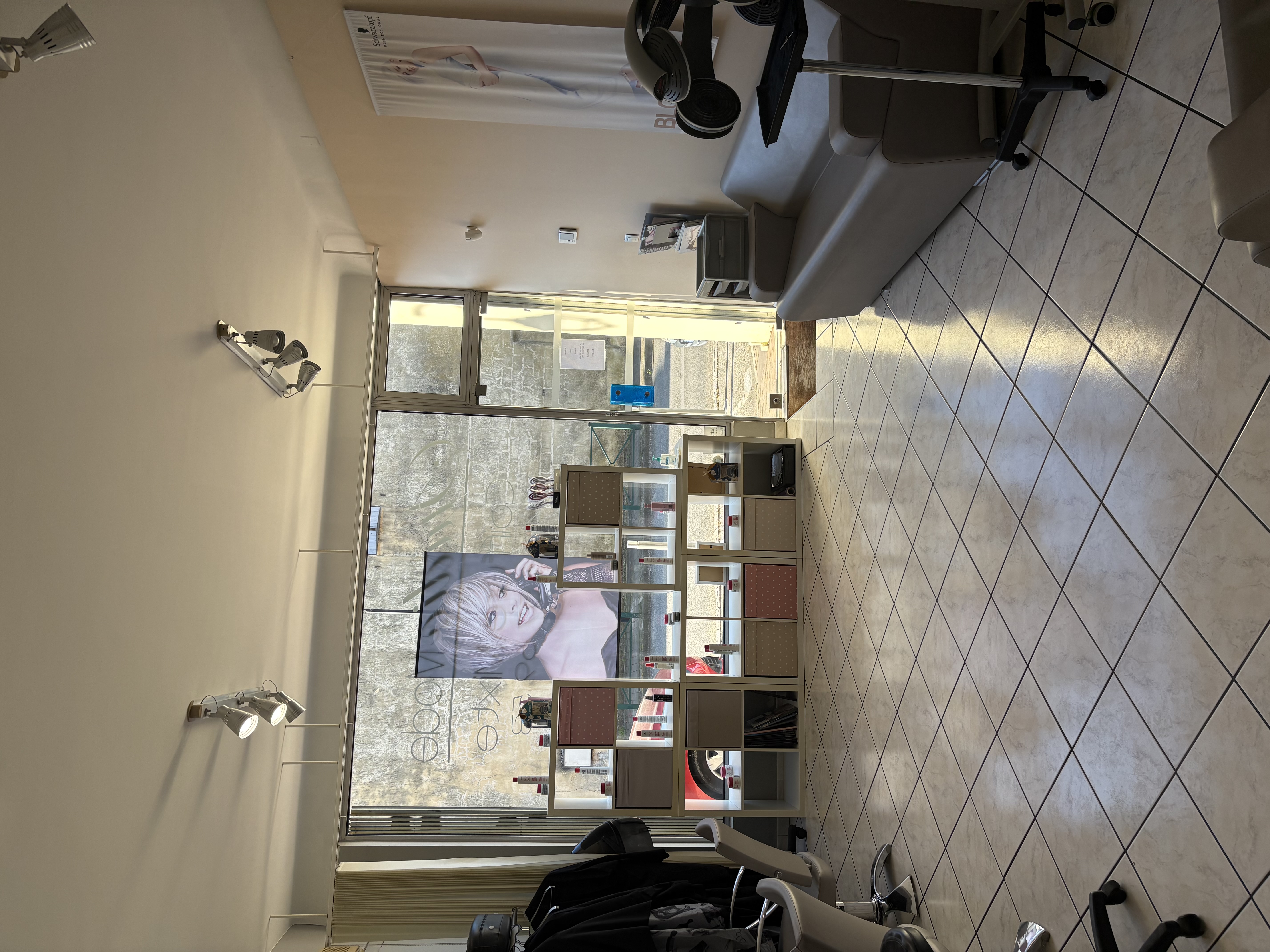 Fond de commerce salon de coiffure,dans  un charmant village Gardois, le salon fait 30 m2 avec arrière boutique de 10 m2. 3 postes de coiffage, 2 bacs de lavage, tout équipé , prêt pour travailler, clientèle très fidèle depuis 20 ans , affaire saine bon ÇA aucun employé. Loyer 518€/mois