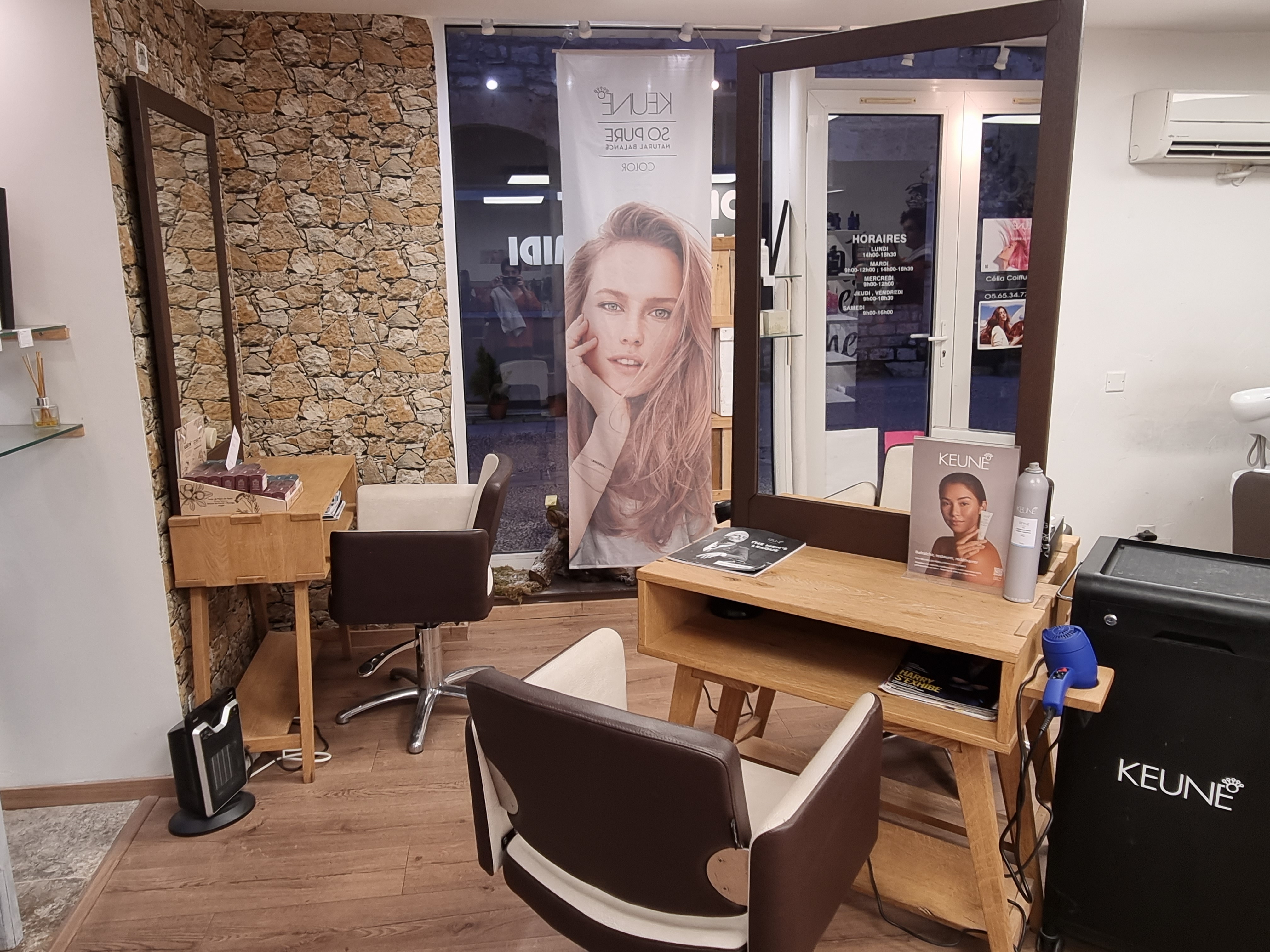 Vend fond de commerce salon de coiffure .
Situé au cœur de Gramat , le salon est mixte et dispose de tous les atouts pour une bonne reprise :
- 4 postes de coiffage et 2 bacs massants dans un espace de 40m2 climatisé .
-local refait à neuf en novembre 2019 .
- clientèle fidèle et flux touristique important 
- loyer de 520€ par mois .
Pour plus d’informations n’hésitez pas à me contacter .