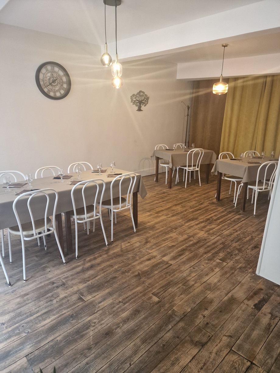 Pour profiter d’une retraite bien méritée, et après vingt ans de bons et loyaux services, nous mettons en vente notre restaurant situé dans une ville de six mille habitants au cœur de la Lomagne gersoise. Il comprend une terrasse, deux salles climatisées, deux toilettes dont une adaptée aux personnes à mobilité réduite, ainsi qu’une cuisine équipée avec du matériel récent. Pour plus d’informations, vous pouvez nous appeler.Merci