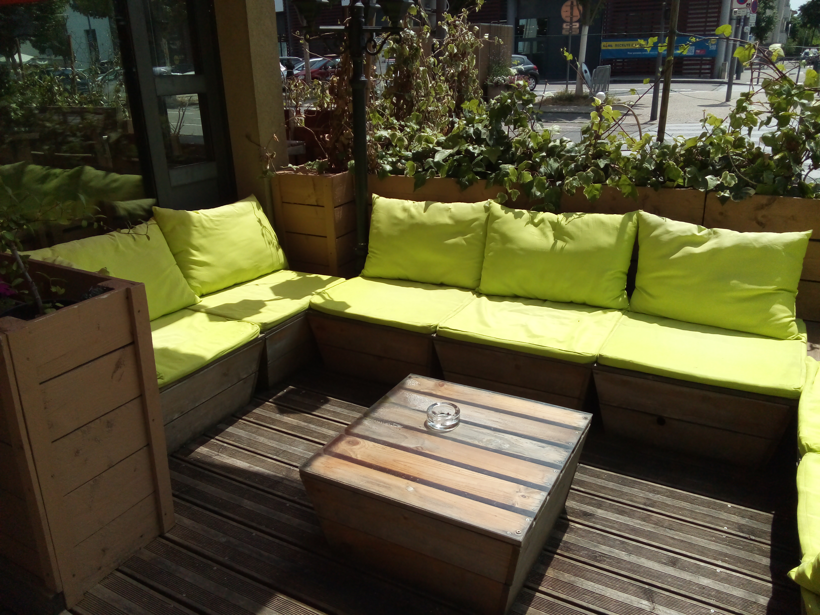 A vendre fond de commerce en plein centre de Craponne, 120m2,  2 terrasses, cuisine, très bel et bon emplacement, grand marché forain le samedi, marché forain alimentaire le mercredi. 
Photos et renseignements supplémentaire sur demande.