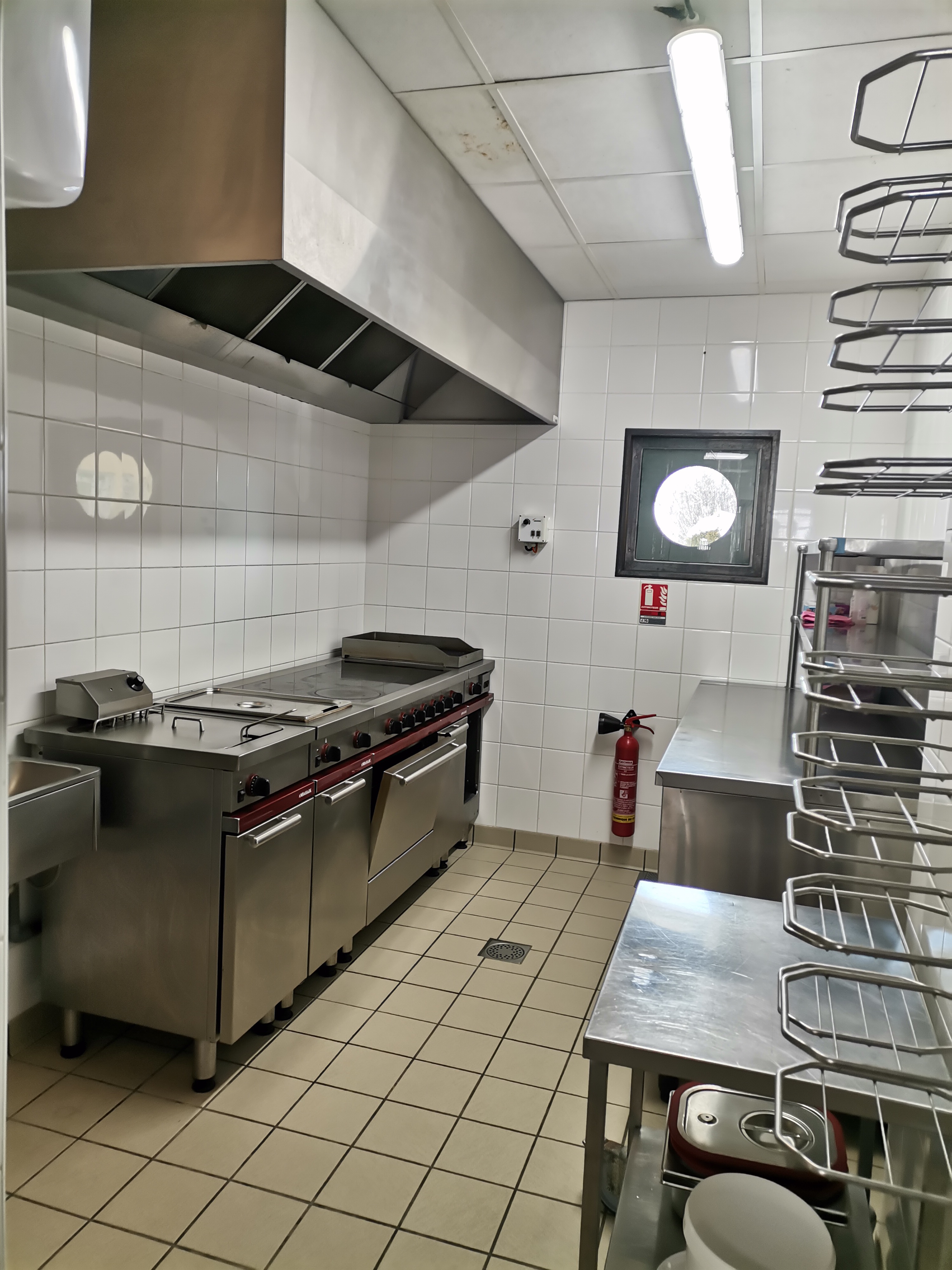 La commune de Moussages situé à proximité de Mauriac ville sous-préfecture,  au cœur du Cantal, département le moins pollué de France. 
Recherche un couple de gérants possédant de bonnes compétences en cuisine pour reprendre en location- gérance le bar - restaurant « LE MARILHOUX », bar licence IV.
L'établissement d'une superficie de 74 m2, se compose d'une salle de restaurant de 50 couverts, d'une salle de bar et de deux terrasses (capacité 40 couverts), le four à pizzas ainsi que l'ensemble du matériel en très bon état sera à disposition de l'exploitant. 
Parking client à proximité de l'établissement. Ce bâtiment à fort potentiel pourrait accueillir dans l'avenir une dizaine de chambres d'hôtel. A proximité de ce bâtiment la commune est en mesure de proposer un logement pour le gérant.
Le Marilhoux est un bar restaurant implanté dans le bourg de Moussages dans le Cantal, il est niché à 850 m d’altitude dans un site exceptionnel au cœur du Parc Régional des Volcans d’Auvergne,  
Le Marilhoux est situé à un carrefour touristique, proche des stations de sports d'hiver (Le Lioran, Prat de Bouc, Super Besse, le Mont Dore) entre Mauriac, Salers classé plus beau village de France, Auzers et son château,  les sites touristiques du département de la Corrèze.
Tout ceci dans un cadre exceptionnel entouré des montagnes alentours qui vous ouvrent une vue directe sur le Puy Violent , Puy Mary et les Monts du Sancy. Une multitude de sites alentours vous invitent aux loisirs de pleins air, de découverte nature et de visites de lieux historiques. 
Village dynamique au travers de ses associations.
Les critères de sélection se feront autour des compétences et de l'ancienneté dans le métier.
Dossier à présenter auprès de la mairie de moussages, documents à joindre au dossier
- Un descriptif détaillé du projet
-Un justificatif des apports financiers 
-Un curriculum vitae des deux personnes (si candidature couple)
-Une lettre de motivation
Renseignements
Mail : mairie-moussages@wanadoo.fr
Téléphone : 04 71 40 07 68