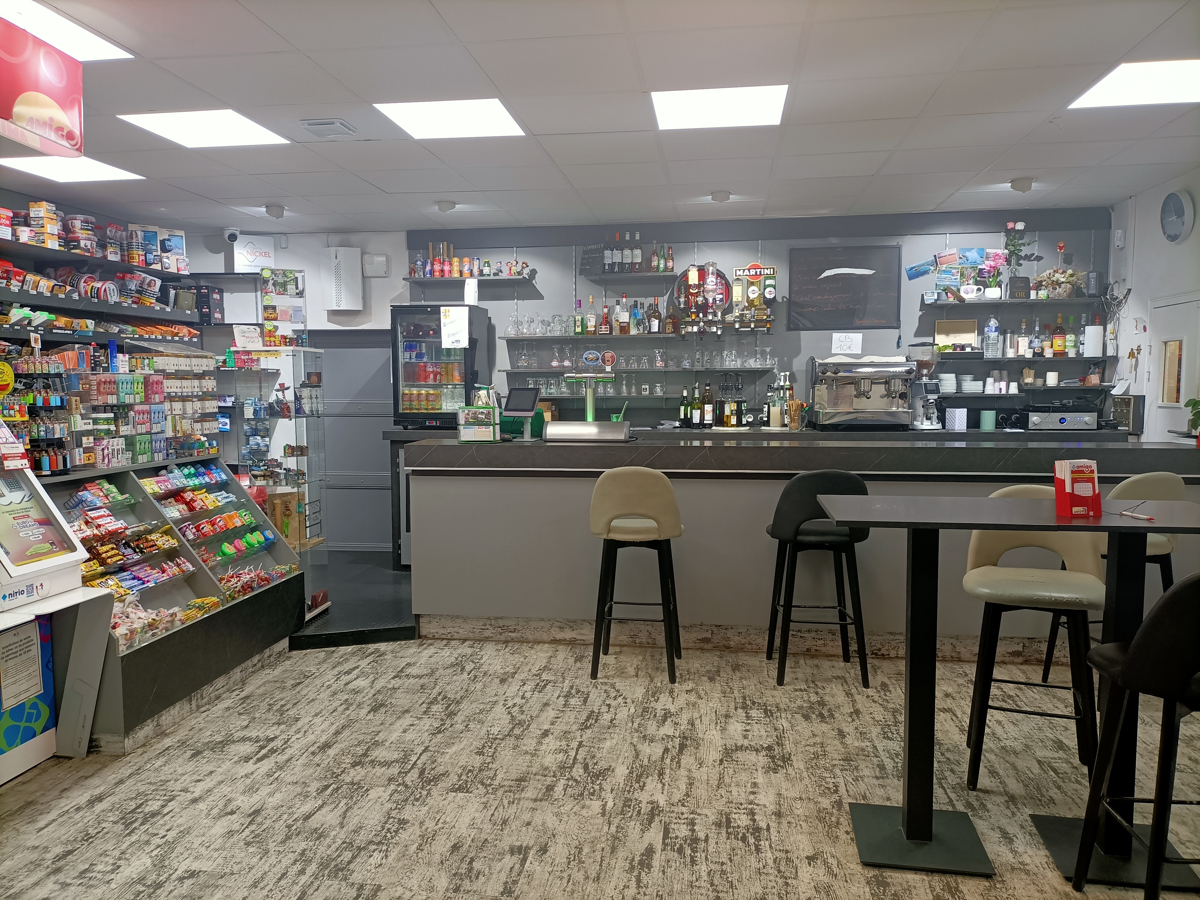 Commerce de proximité sur le Bassin d'Arcachon. Actuellement, bar, tabac, restaurant FDJ et PMU, les possibilités sont multiples et le logement inclus.
Clientèle fidèle et agréable ainsi que touristique l'été et vacances scolaires.