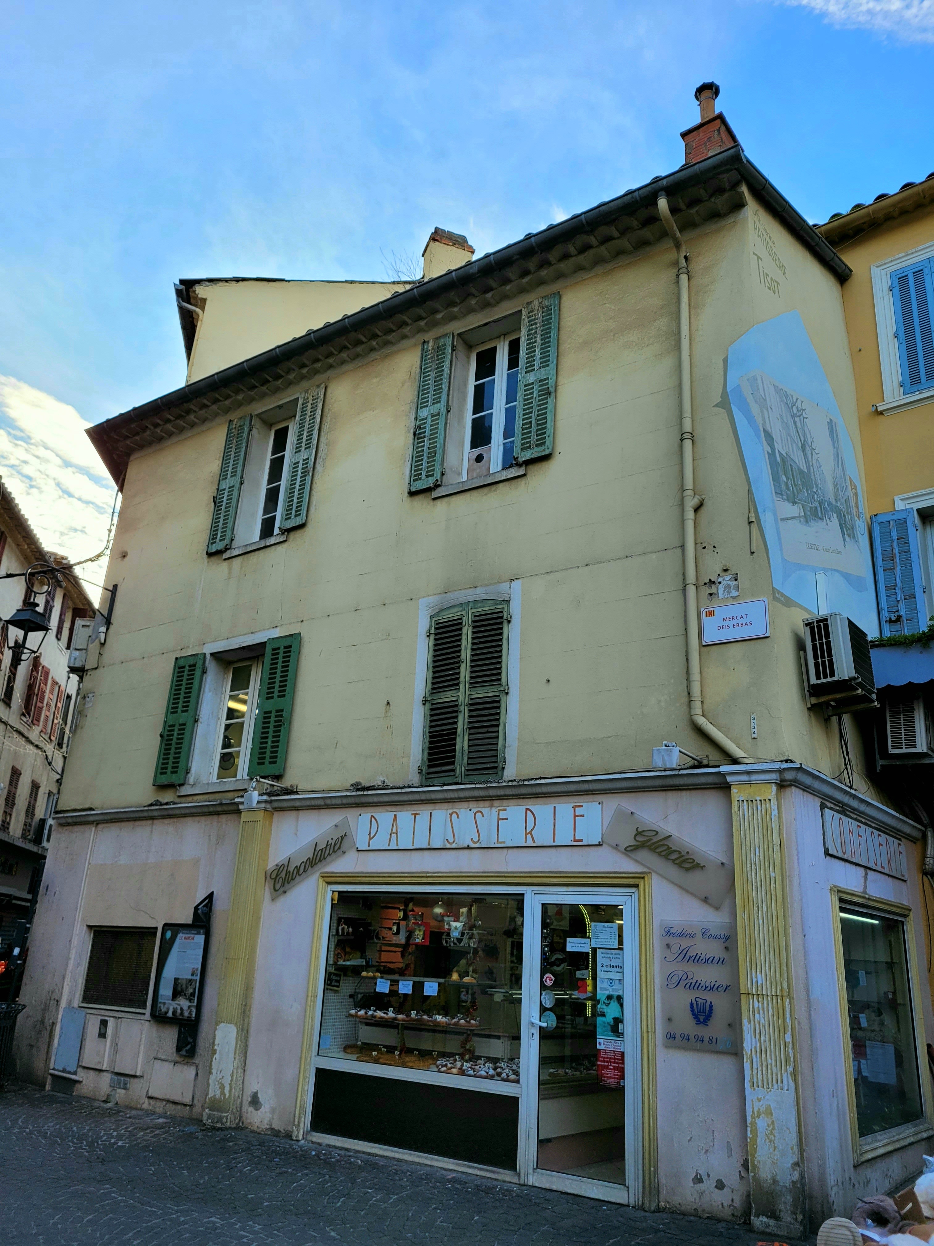 Je suis installé à La Seyne-sur-Mer, dans le Var, commune qui bénéficie d’un climat méditerranéen aux étés chauds et aux hivers doux.

Ma pâtisserie, qui a vu naître le comédien Henri Tisot, dispose d’un haut potentiel, et est située sur un emplacement de premier choix, en bas du marché provençal, qui s'y tient tous les jours, du Mardi au Dimanche.

Avec plus de 30 années d’expérience professionnelle, dont 23 ans en tant que chef d’entreprise, j’ai acquis une certaine réputation au niveau régional, et même au-delà. C’est pourquoi, n’ayant pas encore l’âge de la retraite, je souhaite transmettre mon savoir et mon savoir-faire à une personne motivée, et c’est avec un grand plaisir que je propose à mon futur acquéreur de travailler en collaboration, s’il fait le choix de m’accepter dans son équipe.

Le bien a une superficie d’environ 190 m² répartis sur 3 niveaux : un rez-de-chaussée avec boutique et laboratoire, un laboratoire de pâtisserie au 1er étage, un laboratoire de chocolaterie et espace de stockage au 2ème étage, un grenier. Le matériel est moderne, récent et / ou entretenu.
Je cède le tout, fonds, murs et matériel pour 400 000 €.

Possibilité de ne vendre que le fonds de commerce.
Négociations possibles.
Je me tiens à votre disposition pour tout renseignement complémentaire.