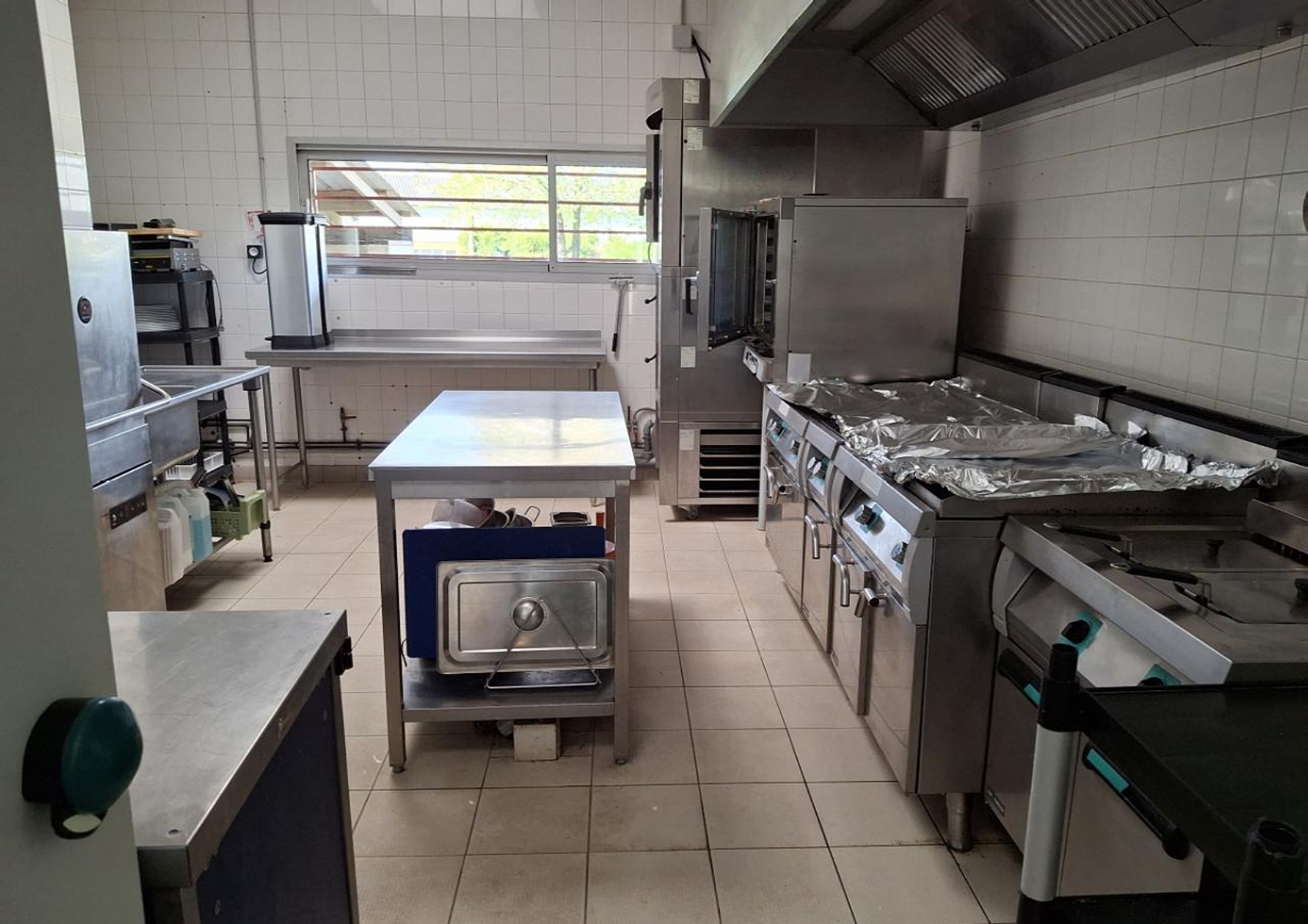 Appel à repreneur - Ouverture d'un café multiservice - commune de Congrier, Mayenne (53)

La commune :
Congrier est une commune de presque 1000 habitants située dans le Sud-Mayenne. Elle se trouve au carrefour de quatre départements (la Mayenne, le Maine et Loire, la LoireAtlantique et l’Ille et Vilaine) et est stratégiquement située à 45mn de Laval, 1h d’Angers, 1h de Rennes et 1h30 de Nantes. C’est un village dynamique qui concilie les bienfaits de la campagne et une vie active riche grâce à une dizaine d’entreprises implantées sur son territoire.
Il y a une véritable demande de la part des habitants de Congrier de maintenir le café multiservice ouvert, tant pour une offre de restauration le midi à destination des habitants, artisans et salariés des alentours, que pour assurer le maintien des services proposés : produits boulangerie, épicerie, point poste relais et service colis. De plus, les soirées à thème organisées par le café rassemblent familles et amis, qui se réjouissent de ces moments de convivialité.

Activités déployées : restauration du quotidien, bar, terminal de cuisson pain, Poste, relais colis, corner épicerie.

Le local :
• Entièrement équipé (liste du matériel et des équipements consultables sur demande)
• Superficie : 120m2
• Logement à disposition
• Restauration : salle, bar, chambre froide, cuisine, légumerie
• Logement : 4 chambres, toilettes, salle de bain
• Stationnement à proximité

Contrat proposé : contrat vente matériel et équipements (11K€ HT) et contrat cession droit
au bail commercial 3-6-9 signé en février 2020, intégrant une mise à disposition de Licence
IV communale (8k€).

Aspects financiers :
• Apport financier pour stock produits et trésorerie initiale à prévoir : 7 à 10K€.
• Montant du loyer local commercial et logement: 450€.

Profil de gérant recherché :
• Vous possédez des vraies qualités de commerçant et une vive volonté d’entreprendre.
• Vous souhaitez vous engager en faveur de la ruralité et en comprenez les enjeux.
• Vous justifiez d’une expérience significative dans le secteur de la restauration ou du
commerce et maitrisez les techniques culinaires essentielles, ainsi que les normes
d’hygiène et de sécurité.
• Vous avez des bases solides en gestion et faites preuve de rigueur et d’organisation.