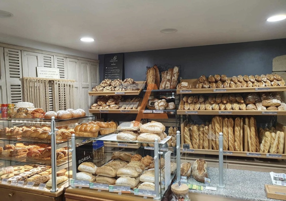 un fonds de commerce de boulangerie-pâtisserie situé dans un village dynamique, sans concurrence directe dans les villages avoisinants. De plus, la bonne rentabilité et le chiffre d'affaires évolutif sont des points forts, tout comme l'état impeccable des outils de travail. L'appartement de fonction en duplex avec terrasse semble être un avantage supplémentaire pour démarrer sans risque. Avoir deux boulanger à plein temps et deux serveuses à plein temps est un atout pour assurer le bon fonctionnement de l'entreprise, notamment pour un couple qui pourrait gérer l'affaire.
Contacter Cédric Caranton