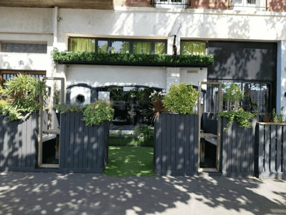Situé dans le quartier emblématique et touristique de Saint-François au Havre, ce fonds de commerce de 58 m² profite d’un emplacement stratégique. Il se compose d’une salle, d’une cuisine et d’une terrasse au rez-de-chaussée, complétées par une seconde salle à l’étage. Le local dispose d’un conduit d’extraction existant, idéal pour une activité de restauration après rééquipement du moteur.

Surface totale : 58 m² répartis sur deux niveaux, comprenant salles de réception (RDC et étage), cuisine et terrasse extérieure.

Prix de vente fonds de commerce : 135 600 € (Honoraires d'agence inclus)
Loyer annuel : 7 977 € HT/HC
Charges annuelles : 303 €
Taxe foncière (estimation) : 1 498 €

Annonce proposée par Pôle Implantation Commerce, service d'accompagnement des porteurs de projets commerciaux (réf. Ref076246).