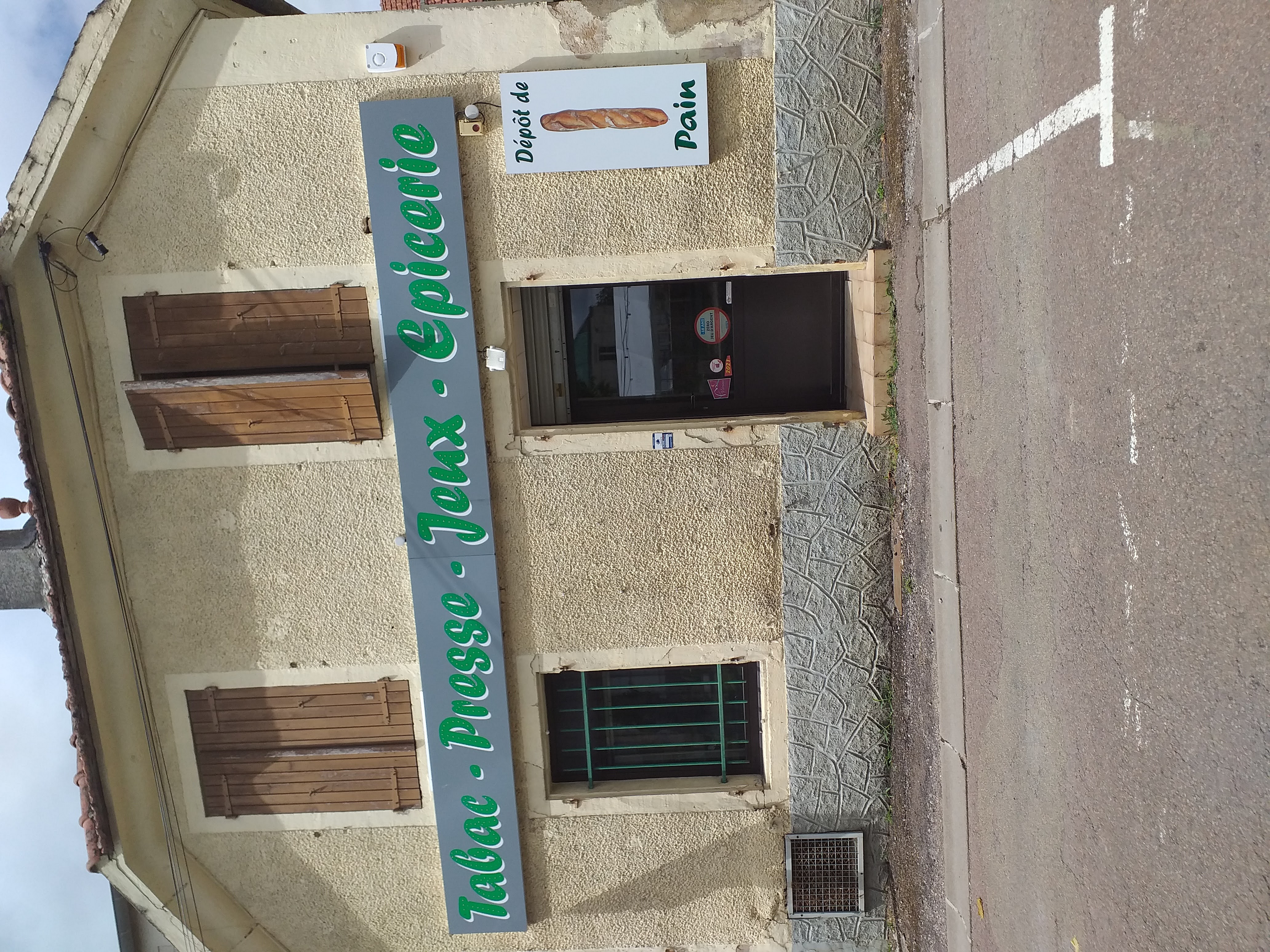 a vendre fonds de commerce +murs et maison d'habitation 
pour cause de santé
Bon chiffre d affaires
Axe très passager
Village dynamique