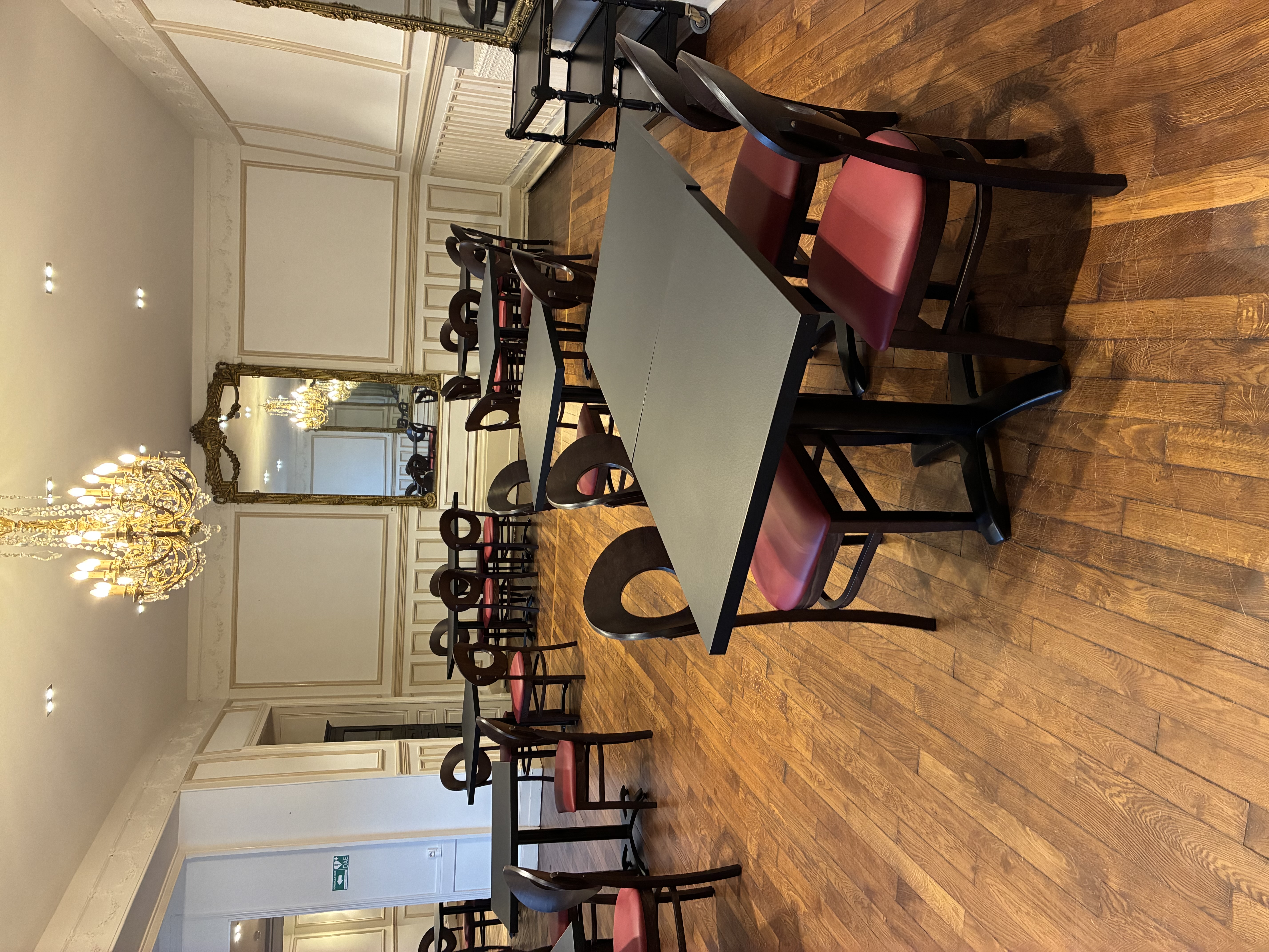 Le fonds de commerce mis à la disposition du porteur de projet est situé à proximité du cœur de ville, dans un ancien relais de poste du XVIIIe siècle, 7 rue du Faubourg Saint-Martin 89600 Saint-Florentin. D’importants travaux de réhabilitation et de mise aux normes ont été réalisés par la Communauté de communes depuis 2022.

Description : 

Salle de réception et de restaurant (70 couverts) : 120 m2
• Cuisine entièrement rénovée (matériel, sols, murs et plafond) avec chambre
froide : 75 m2
• Salon cosy(30 m2 ), espace bar (21 m2), terrasse dans cour intérieure,
• 16 chambres rénovées sur 2 étages (dont une PMR en RDC) sur 630 m²,
• chauffage gaz de ville (chaudière neuve),
• parking intérieur neuf places,
• toiture neuve,
• logement de fonction sur place (150 m²) avec une pièce de vie de 50 m², trois
chambres et deux salles de bain.

Montant du loyer : 

Le fonds et les murs seront loués moyennant une redevance mensuelle de
3 000 euros hors taxes (bail 3/6/9 ans).
Le preneur supportera également l’ensemble des charges locatives et devra acquitter en sus de la redevance globale, les impôts, contributions, assurances et taxes dues pour l’exploitation du fonds de commerce (taxe foncière de l’ordre de 8 000 euros/an).