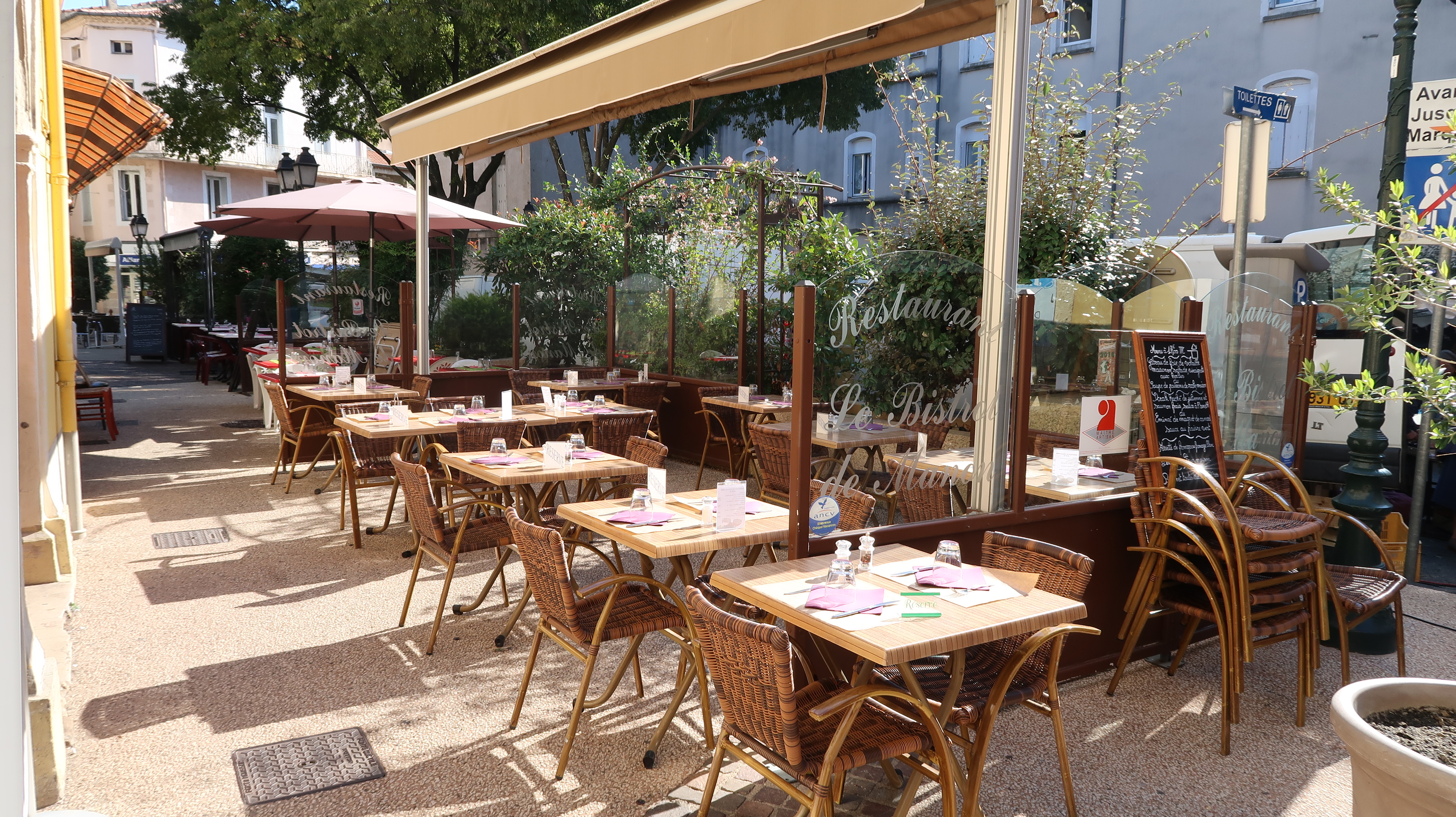 vends bar restaurant licence 4 prix :70000 euro loyer 850€/Mois
2 salles cuisine dépendance terrasse en plein centre ville d'Aubenas