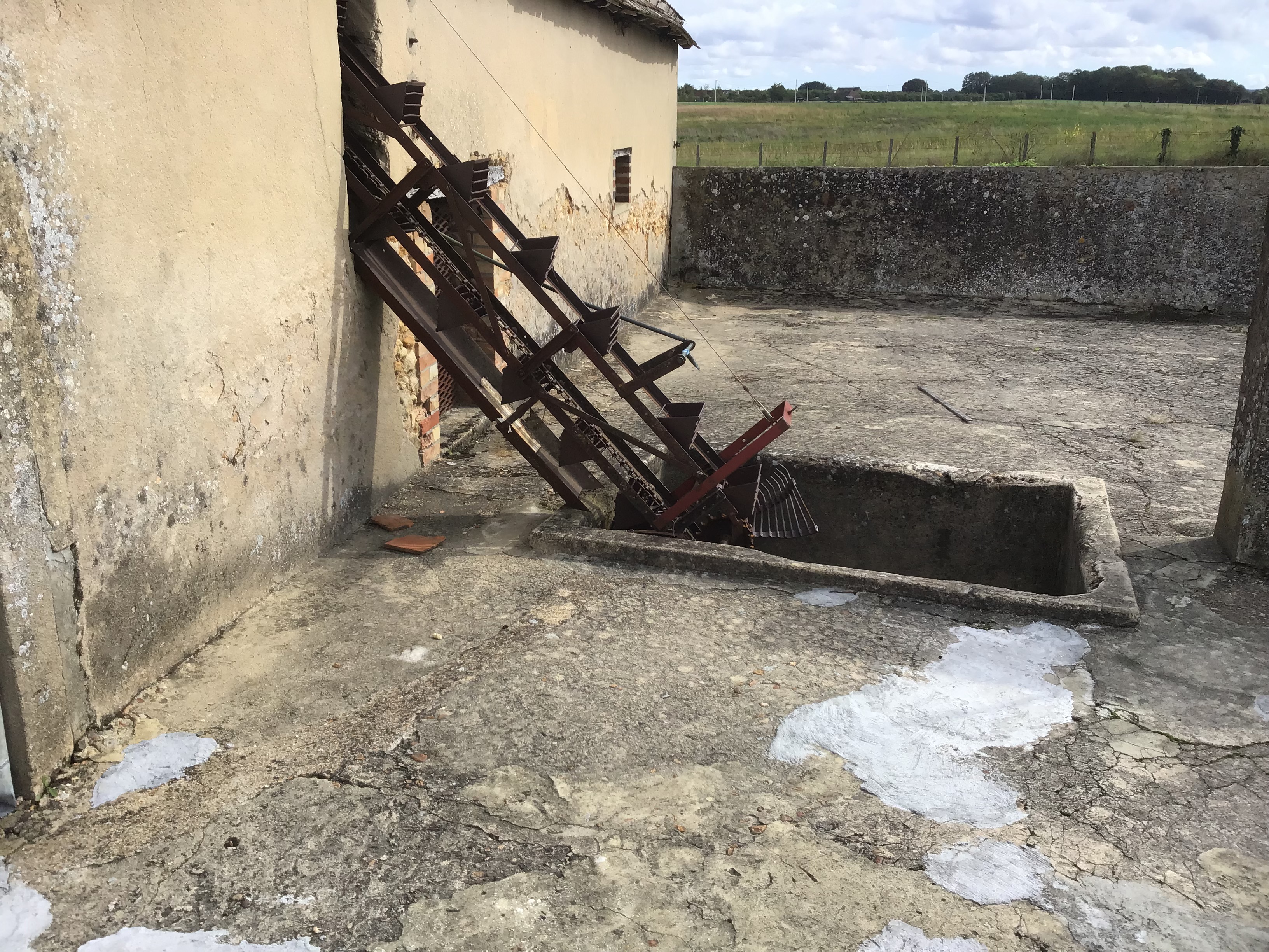 URGENT.                                                                                                               Cause retraite, À VENDRE exploitation cidricole  labellisée BIO marque dépose «  LES VERGERS DU PÈRE ERNEST »  production de cidre, jus de pomme, vinaigre de cidre ,  vend les locaux d’entreposage et fabrication situés à DOLLON , matériel de fabrication et stockage clientèle  de grandes surfaces, magasins BIO  mise à disposition de vergers de  1000 pommiers environ   Pour plus d’informations  CONTACTEZ  madame LEGRET  Viviane  au 0243932191