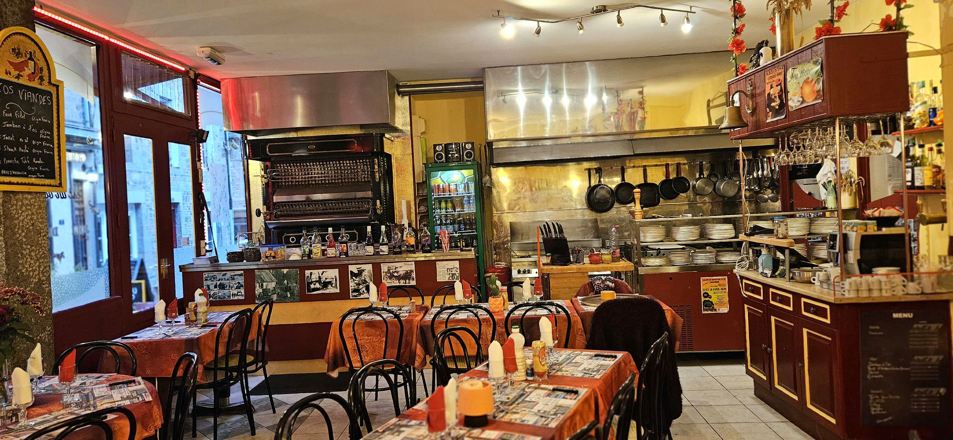 Dans la cité du cuivre près de l A84 Restaurant Rôtisserie Brasserie dans la seule rue piétonne du village étape 
Cuisine Ouverte 
Pas de personnel à reprendre 
IDEAL POUR UN COUPLE 
Salle 43 couverts, Terrasse 32 couverts
