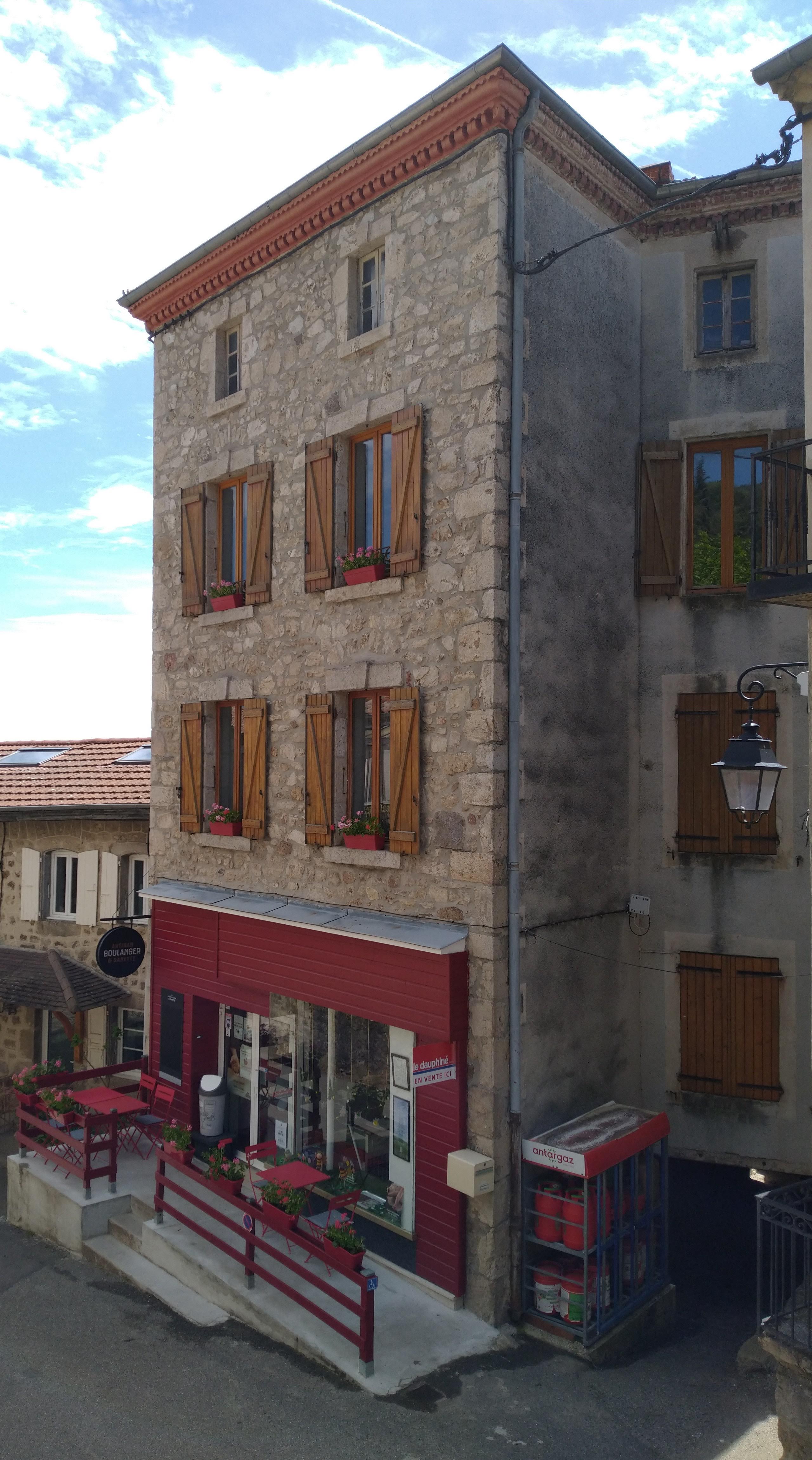 À vendre boulangerie pâtisserie épicerie, dans le village de Vanosc 07690 en nord Ardèche, à 20 min d'Annonay et 1 heure de Saint Étienne et 1 heure de Lyon, commerce essentiel d'un village de moins de 1000 habitants. 
Fabrication 100% artisanale du pain, de la viennoiserie et de la pâtisserie, et du chocolat. 
Dépôt de gaz, journaux, produits locaux, épicerie, bières locales, yaourts et fromages locaux etc..
Équipée de matériel récent, prêt à travailler (pétrin spirale, pétrin boulanger, batteur, fontaine eau refroidissement moins de 3 ans, four 5 étages avec tapis d'enfournage, surgélateur congélateur, laminoir, tours granit, plonge automatique, diviseuse, façonneuse, balancelle à pâtons, chambre de pousse viennoiseries et pains, four à pizzas 4x 33 cm moins de 3 ans, multiples frigos, congélateur à glaces, frigo positif à gâteaux, tonneaux de stockage des farines, trancheuse à pains moins de 3 ans, grilles et plaques de cuisson, moules, petit matériel, etc.. 

PRIX 80000 euros. 

MISE À DISPOSITION DES BILANS UNIQUEMENT APRÈS VISITES SERIEUSES  DE LA BOULANGERIE
 
Seule boulangerie du village, concurrence la plus proche à 4 km (Villevocance) et 7km (Vocance) .

Logement inclus avec le commerce (2 étages, 1 grand garage pouvant accueillir 3 véhicules, 4 chambres salle de bain récente moins de 3 ans, terrasse avec belle vue, etc..

Possibilité de financement avec le Meunier 

Plus d'info merci de nous contacter via mail ( avec un minimum de présentation) ou rdv directement à la boutique.

Visite possible les après-midis. 

Plaisantins, agences immobilières et curieux merci de s'abstenir de nous contacter.