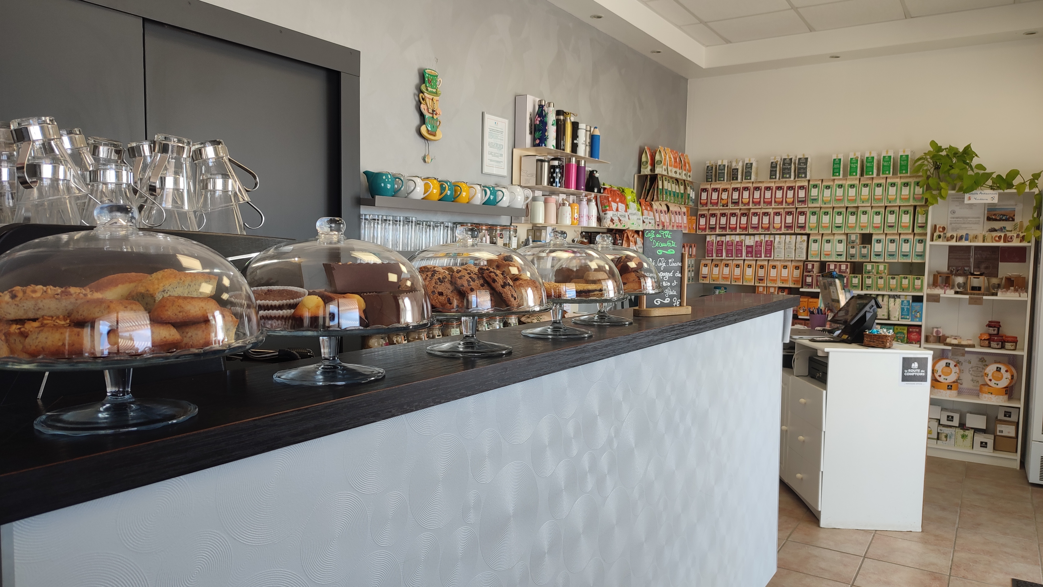 Pour cause retraite, nous vendons ce fonds de commerce SALON DE THE qui est situé à deux pas du port et des ruelles animées de Saint-Gilles-Croix-de-Vie. Il est composé d'une  salle conviviale intérieure de 18 places et de deux terrasses ensoleillées face mer d'une capacité de 60 places au total. Pas de salarié à reprendre, mobilier intérieur changé en octobre 2024 et équipements aux normes et prêt à l'emploi.
Apport minimum de 50 000 euros.