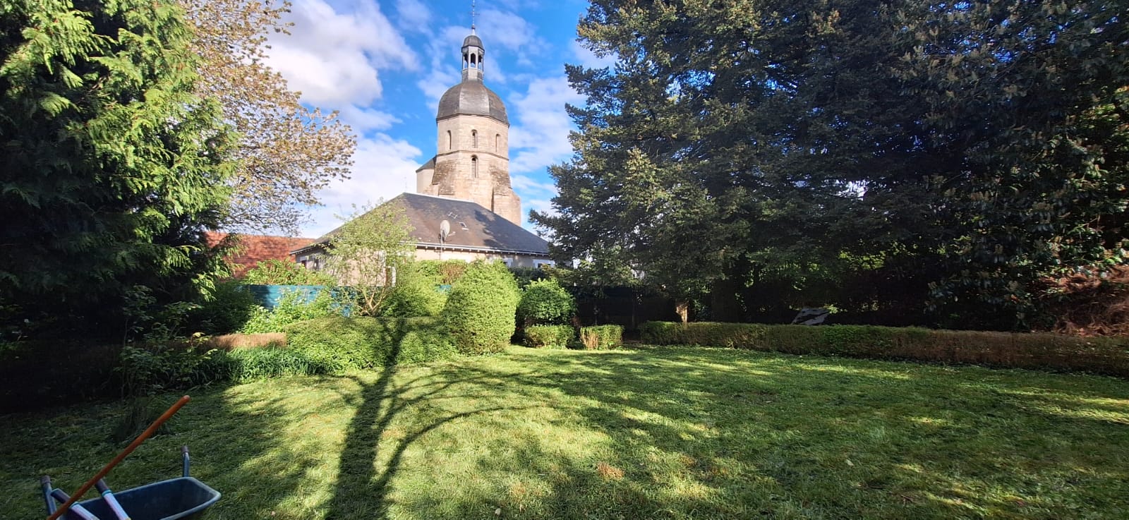 À VENDRE : Ensemble Hôtel-Restaurant du XVIIIe siècle avec Jardin –AIGURANDE (36140) – 148 000 €

Une pépite rare entre Pays de George Sand et Vallée de la Creuse
Dans une charmante petite ville de l’Indre, entre nature préservée et patrimoine culturel, cet ensemble hôtelier du XVIIIe siècle ne demande qu’à retrouver sa vitalité et à écrire une nouvelle page de son histoire. Authentique, spacieux et riche en potentiel, ce lieu emblématique offre un cadre de vie et de travail exceptionnel, au cœur d’une région dynamique et accueillante.
 
Petit clin d’œil à son histoire récente : l’hôtel a participé à l’émission "Une nuit à l’hôtel" diffusée sur TF1 en 2017, et s’est brillamment classé 2ᵉ ! Une belle preuve de son charme et de son potentiel d’accueil.
 
Composition du bien :
•	Surface habitable : 446 m²
•	Salle de restaurant de 58 m²
•	Salle de réception de 50 m²
•	Bar de 55 m² avec salon
•	Cuisine professionnelle entièrement équipée pour redémarrer une activité sans délai
•	Deux caves voûtées en pierres communicantes de 24 m² chacune dont une avec chaudière au gaz de ville
•	Cour intérieure, dépendances, et jardin arboré sur un ensemble de 1800m2.
•	En contrebas du jardin, possibilité d'aménager un potager

Au premier étage :   9 chambres, dont 5 avec salle d’eau privative 
Au deuxième étage : 1 chambre, 5 mansardes aménageables en chambres, et grenier 50 m². 
 
Cadre de vie et services à proximité :
•	Commerces, école, collège, médiathèque, cinéma, marché hebdomadaire,
•	Tissu associatif important
•	Maison de santé pluridisciplinaire
•	Environnement naturel propice au tourisme vert, à la culture et à la détente
 
Accessibilité :
•	3h30 de Paris en voiture
•	40 minutes de Châteauroux, 30 minutes de Guéret
 
Un lieu à très fort potentiel pour relancer et développer un hôtel restaurant, ouvrir des chambres d’hôtes, héberger des groupes ou organiser des événements privés.
Possibilité d’accompagnement dans le cadre de projets d’installation en milieu rural.
 
Prix de vente du bâtiment avec équipement : 148 000 €
Licence IV disponible en supplément : 7 000 €
(La licence ne sera vendue qu’avec l’acquisition de la bâtisse.)
 
Vous avez un projet d’entrepreneuriat en zone rurale ? Ce lieu n’attend que vous pour revivre et écrire une nouvelle page de son histoire !
Coup de cœur assuré ! Un bien rare, plein de charme et chargé d’histoire.