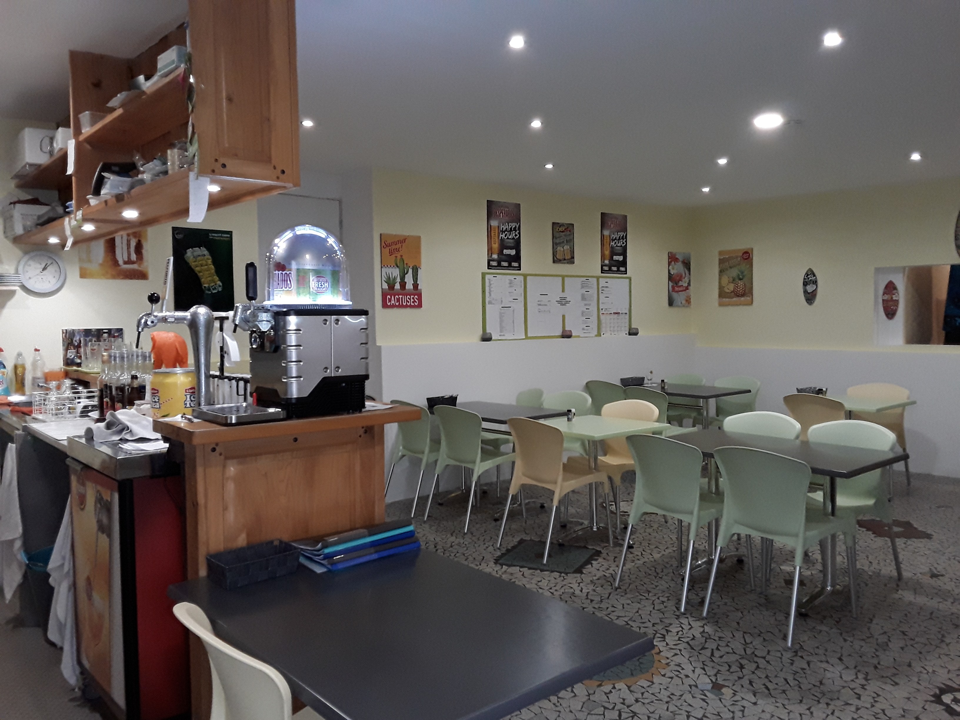 Restaurant-snack bar (murs et fonds) + Licence 4, ensemble d'une surface totale de 312m2 environ sur 3 niveaux.
En rez-de-chaussée Restaurant-snack bar entièrement rénové.
Etages respectivement utilisés par le passé comme habitation et hôtel, qui devront être réhabilités et rénovés.
A noter que cet immeuble dispose d'une cour et d'une terrasse, de caves et de greniers.

Pièces : 10
Surface : 312m2 environ
Terrain : 247m2