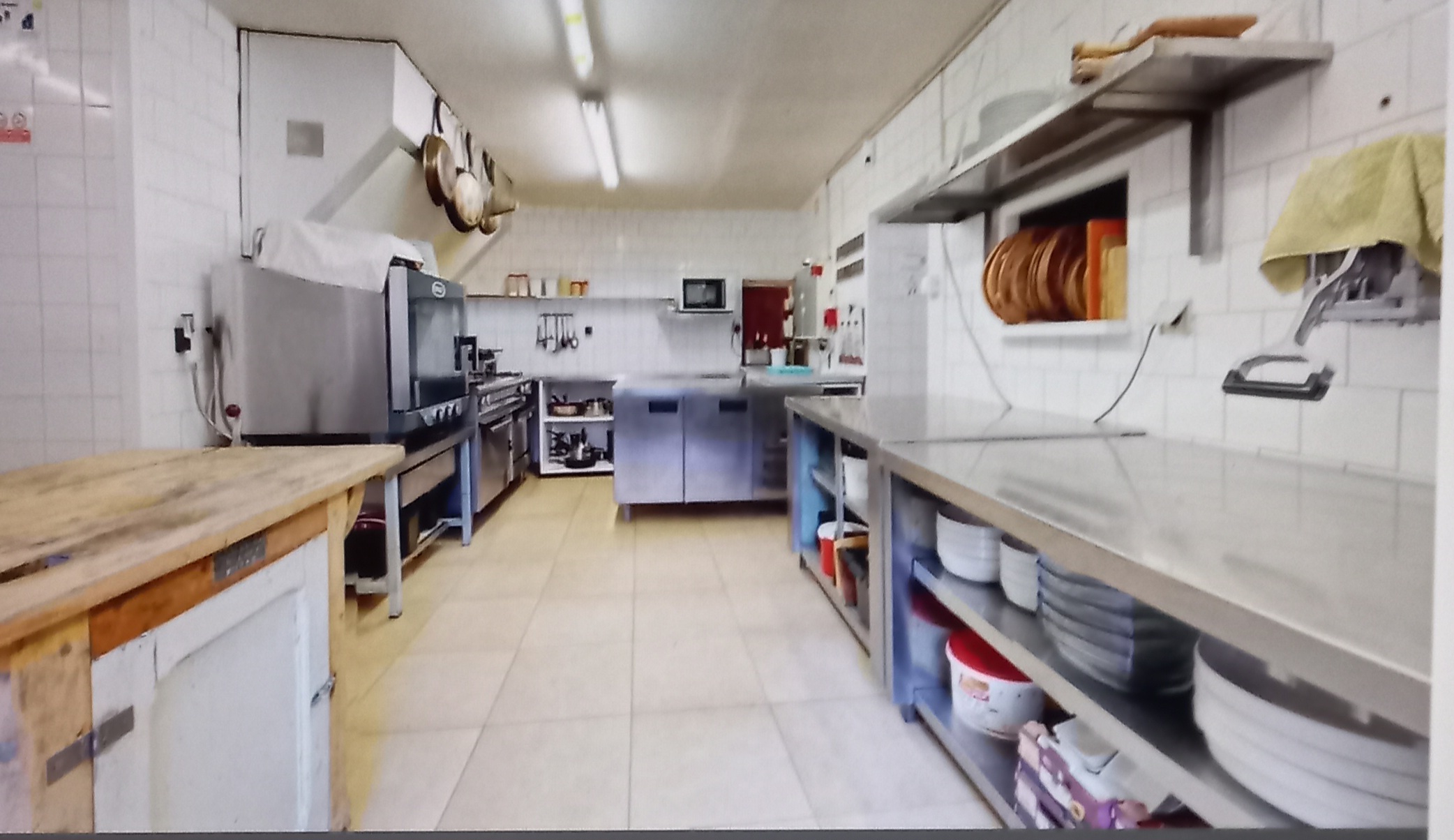 Urgent cause santé a vendre restaurant  dans le jura à Moissey sortie d autoroute A,36 entre Dole,Dijon,Besançon et Vesoul dans un petit village de moins de 600 habitants tous commerces école, crèche , transport
50 couverts hors terrasse 
Bâtiment de 225 M2 125m2 de restaurant et logement De 100 M2 plus dépendances de 53m2 cavé de chambre froide
Fond de commerces 70000 €
Loyer 1200€ sans logement 
Loyer 1650€ avec logement 
Grand parking à proximité
Possibilité d acheter les murs l207500€
Frais d agence compris 
L ensemble 260000€