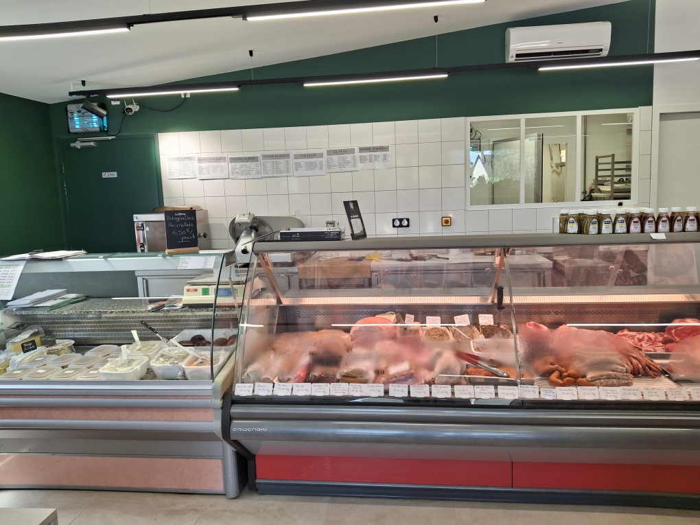 ÉPICERIE-BOUCHERIE- CHARCUTERIE 
à Beignon (56380)  Au cœur du bourg
Belle opportunité commerciale  à saisir à Beignon,  commune dynamique et attractive du Morbihan, situéé aux portes de la forêt de  Brocéliande , à 25 min de Rennes, et bénéficiant d'un environnement  économique  particulièrement favorable. 
Les Halles de Brocéliande,  commerce idéalement situé en plein cœur de bourg, bénéficie  d'un emplacement de proximité  et d'une clientèle locale, dans une commune portée par la présence de plusieurs acteurs économiques majeurs, notamment Fenêtre A, Métal performance ... ainsi que le camp militaire de Coëtqjuidan, générant un besoin de vie et d'activité  important.
UN COMMERCE PRÊT À  EXPLOITER
D'une superficie totale d'environ  240 m², la supérette-boucherie comprend:
120 m² de surface de magasin, entièrement refaite à neuf en 2024.
Un laboratoire fonctionnel et en bon état. 
Deux chambres froides en bon état
Des rayonnages modernes et fonctionnels
Une réserve
Un local poubelle 
Une salle de pause avec kitchenette 
Un ensemble entretenu permettant une reprise dans de bonnes conditions 
Horaires: 
Ouvert du lundi au samedi matin de 8h30 à 13h  et de 15h30 à 19h- fermée le jeudi et samedi après-midi  et le dimanche toute la journée. 
Aucun investissement important à prévoir dans l'immédiat. 
UNE ACTIVITÉ QUI OFFRE ENCORE DU POTENTIEL 
Le commerce dispose également d'une activité de livraison à domicile,  déjà en place, et la vente de produits locaux grâce à  de nombreux partenariats, permettant ainsi de compléter l'offre et de renforcer la proximité avec la clientèle. 
Plusieurs axes de développement peuvent être envisagés par un reprendre, notamment : 
Développer l'activité traiteur grâce aux équipements et au laboratoire  existants. 
Élargir l'offre de produits et de services 
Développer la livraison à domicile. 
CONDITIONS DE REPRISE 
Bail commercial 3/6/9
Loyer: 660 €
Murs appartenant à la mairie
Surface totale: 240 m²
Magasin rénové en 2024
L'exploitation est idéale pour 2 personnes souhaitant s'investir durablement dans la vie locale.Pour plus de renseignements  contactez nous!