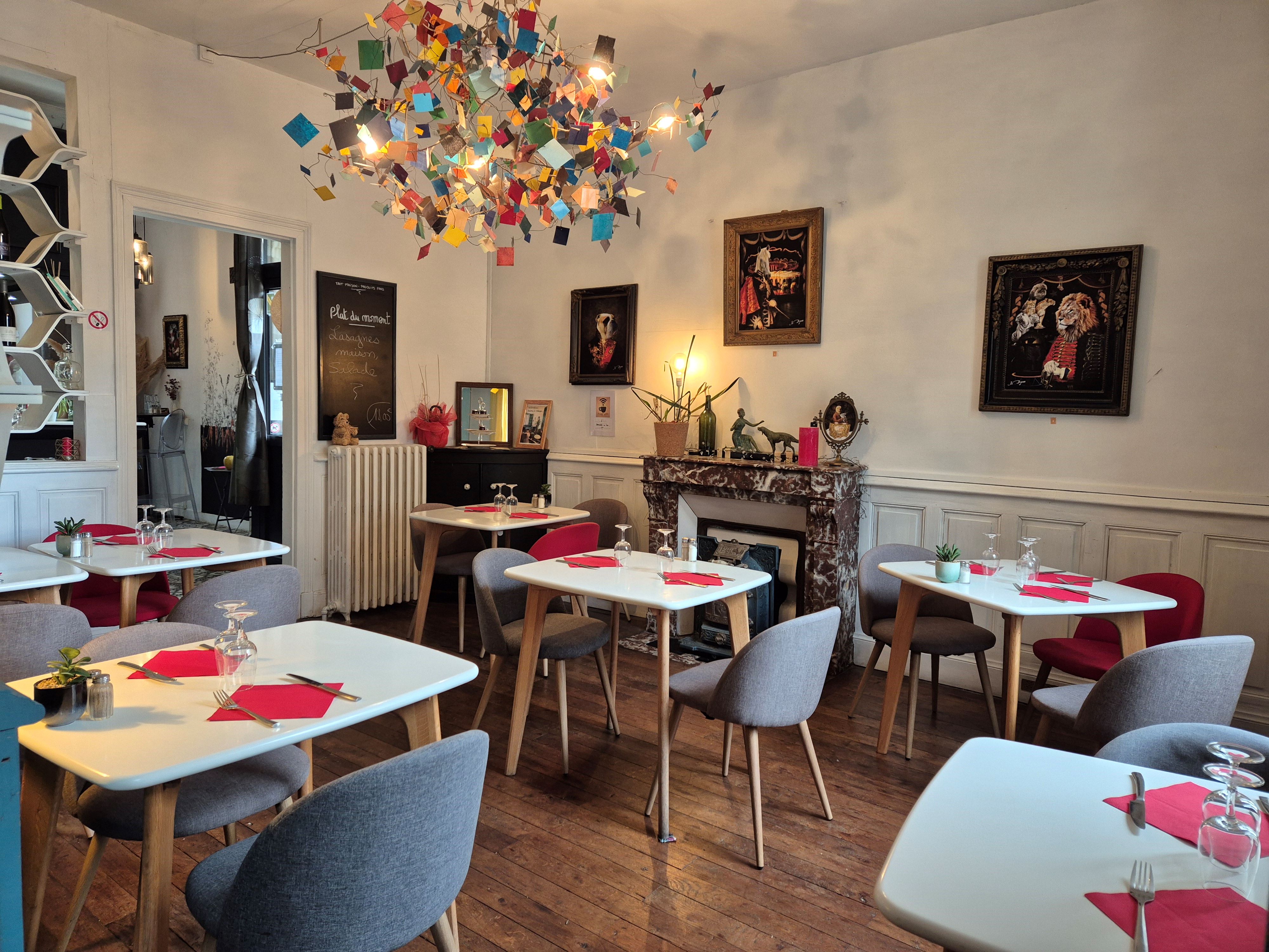 Cause santé, vends fonds de commerce « Restaurant », prêt à travailler, idéalement situé centre-ville du BLANC (Indre), en face d’un parking. Bonne réputation et clientèle fidèle.

Ancienne maison de ville, charme et atypisme pour cet établissement créé en 2018.

En RdC :
- 3 pièces en enfilade (bar de 23m2, Salle à Manger de 20m2 et petite salle à manger de 11m2)
- 1 cuisine/plonge (13,90m2)
- 1 WC-lavabo (4,10m2)
Au 1er étage :
- Palier
- 3 pièces (salle à manger 16m2, réserve 20,60m2 et salons 15m2)
- 1 bureau avec fenêtre (5m2) donnant sur la réserve.
Au Sous-Sol :
- Chaufferie (fuel) 14m2
- 1 Cave de 30m2 (avec accès extérieur)
- 1 Cave de 20m2
Extérieurs
- 1 cour arborée (terrasse bois 50m2)
- 1 petite dépendance (6,70m2)

* Surface totale 135m2. (210m2 avec le Sous-sol).
* Classé ERP aux normes en vigueur pour les personnes à mobilité réduite (accès, WC).
* Capacité nombre de couverts : RdC : 20 à 30 ; étage : 12 à 15 et cour extérieure : 20 à 25.
* 1 salariée (serveuse -30 H/semaine en CDI)
* CA HT 2023 : 141 000,00€ - Loyer mensuel 800,00€ HT – Foncier : 2000,00€/an

Autres renseignements ou photos sur demande…

Prix de vente du fonds : 35 000,00€ net vendeur