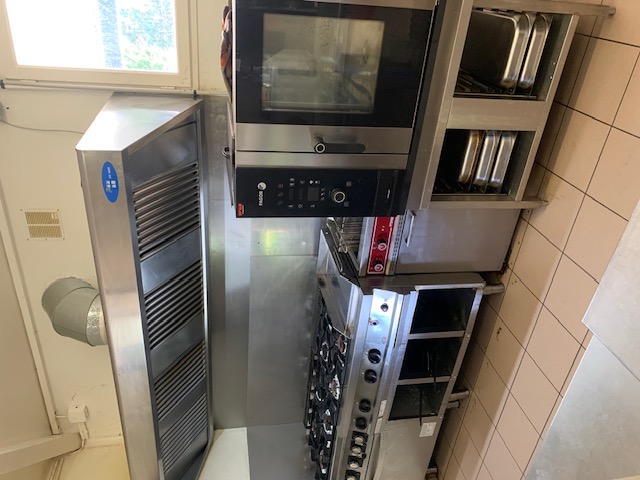 Offrez-vous une opportunité unique ! Situé dans un cadre idyllique sur la voie verte du canal, ce bar-restaurant bénéficie d'un flux constant de cyclistes, camping caristes (Une quarantaine d'emplacement de camping cars sont aménagés sur le site de la halte nautique), de plaisanciers et touristes en quête d'une pause gourmande.
Les atouts :
Emplacement exceptionnel en bord de canal, face au port avec grande terrasse accueillante.
Clientèle diversifiée : locaux, voyageurs, évènements.
Cuisine entièrement équipée, espace bar convivial.
Potentiel de développement : soirées à thème, concerts, partenariats avec les activités locales, etc.
Surface totale de 600m2.
Bail 3/6/9 en cours.
Chiffre d'affaires stable avec potentiel de croissance.
Prix de vente : 150 000€