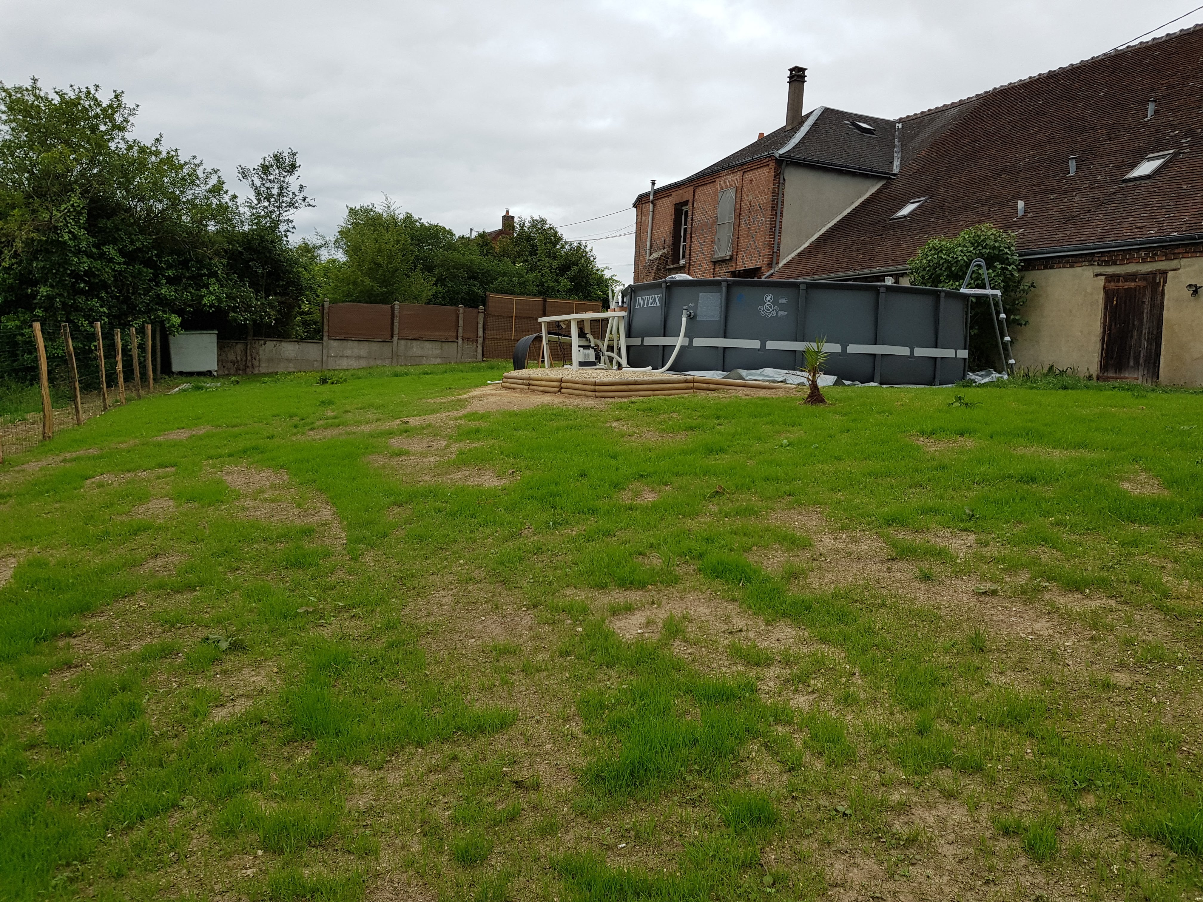 URGENT CAUSE SANTE !  50 000,00 EUROS 23% DU CHIFFRE D’AFFAIRES (Chiffre d’affaires 304 000 Euros) ! Loyer commerce 1203,06 euros, loyer maison 601,44 (7%). A vendre boulangerie pâtisserie snacking, licence IV et tabac (possibilité de l’arrêter), possibilité restaurant, bar tabac…., gros potentiel !
FERMETURE SAMEDI ET DIMANCHE. Ouverture du lundi au vendredi 7H00 19H00. 6 semaines de congés annuel.
1 vendeuse temps plein. 1 pâtissière 38h50.
FOUR AU FIOUL très bien entretenu, COMPTEUR BLEU
Travail avec le passage et les usines aux alentours Axe routier national 10. Grand parking.
Contrôle Véritas février 2025 vierge. 
10 quintaux mois
Possibilité d’acheter les murs via les propriétaires.
Très bonne affaire avec plein de possibilités, beaucoup de potentiel et de développement possible. Belle salle de snacking pouvant accueillir 14 personnes + terrasse d’environ 20 personnes.
Grande surface de vente, machine à café, vente de produits artisanaux et locaux et vente de produits de première nécessité qui peut être développée.
Vente du journal de la région mais la presse peut être développée également.
Labo pâtisserie et snacking, 1 fournil, vestiaires homme et femme avec WC. La disposition est faite en sorte que la marche en avant soit respectée. Tous les compresseurs froids ont moins de 6 ans sauf vitrine snack et une chambre de fermentation. Les cuves à fioul sont aux normes avec une réserve toute utilité.
Pour plus d’informations et de photos n’hésitez pas à nous contacter.
Labo pâtisserie :
Congélateur surgélateur Bongard 4 portes de 2020.
Chambre froide d’environ 6m2.
Tour réfrigéré 4 portes.
Four ventilé 4 plaques Panimatic.
Étuve Panimatic 12 plaques.
Batteur 20L.
Lave main à cellule.
Congélateur bahut.
2 fenêtres vue sur la vallée.
Chauffe-eau de 2023.
Fournil :
Pétrin Phebus de 40 litres de pétrissage axe oblique.
Diviseuse JAC rectangulaire 20 pâtons.
Façonneuse Bongard.
Repose pâtons JAC BM230.
2 chambres de fermentation contrôlée Panimatic.
Plan de travail bois avec laminoir Panirecord.
Four Bongard Cervap à fioul avec système de buée refait avec adoucisseur.
Lave main à genoux.
Porte sur extérieur et 2 lucarnes.
Couloir :
3 congélateurs portes.
Petite réserve ou possibilité d’en faire une douche (déjà installée).
Vestiaire homme avec toilettes
Vestiaire femme avec toilettes
Boutique :
Vitrine négative de vente.
Double vitrine positive.
Vitrine à boisson.
Vitrine pâtisserie 1m30 de long.
Vitrine viennoiseries 1m30 de long.
Vitrine snacking 2m10 de long.
Rayon à pain en fer forgé.
Microns ondes.
2 climatiseurs réversibles.
Point d’eau avec évier.
Trancheuse à pain.
Un meuble vitrine pour les produits locaux.
2 meubles vitrines.
Machine à café libre-service (café grain) sans contrat appartenant à la boulangerie.
À l’entrée un bar.
Une réserve arrière-boutique pour tabac, boisson, emballage…. Qui descend sur un grand garage (personnel) avec un ancien caisson actif pour stockage sec et celui-ci dessert une pièce pour le stockage de 2 grands congélateurs bahuts pour la boulangerie, 
Très belle luminosité.
Salle de snack :
Capacité 14 places.
Grande baie vitrée double porte sur terrasse. 
Côté personnel (environ 110m2) :
Belle habitation qui est attenante à la boulangerie mais avec entrée personnelle séparée et distincte.
La liaison entre le perso et le pro se fait par une pièce d’eau et WC.
3 chambres.
1 SDB baignoire avec WC et velux.
La cuisine et salle à manger est en contrebas du salon et donne directement sur une terrasse d’environ 40m2 sans vis à vis avec vue dégagée. Grenier.
Pièce attenante à la cuisine (qui peut servir de buanderie).
Pièce chaufferie avec chauffage fioul et cave.
Le tout sur terrain d’environ 4000m2 reparti entre parking, jardin clôturé et terrain attenant.
Système d’épuration en fosse septique accessible.
Grand portail qui permet de rentrer les véhicules dans le jardin.
Ensemble propre et entretenu.