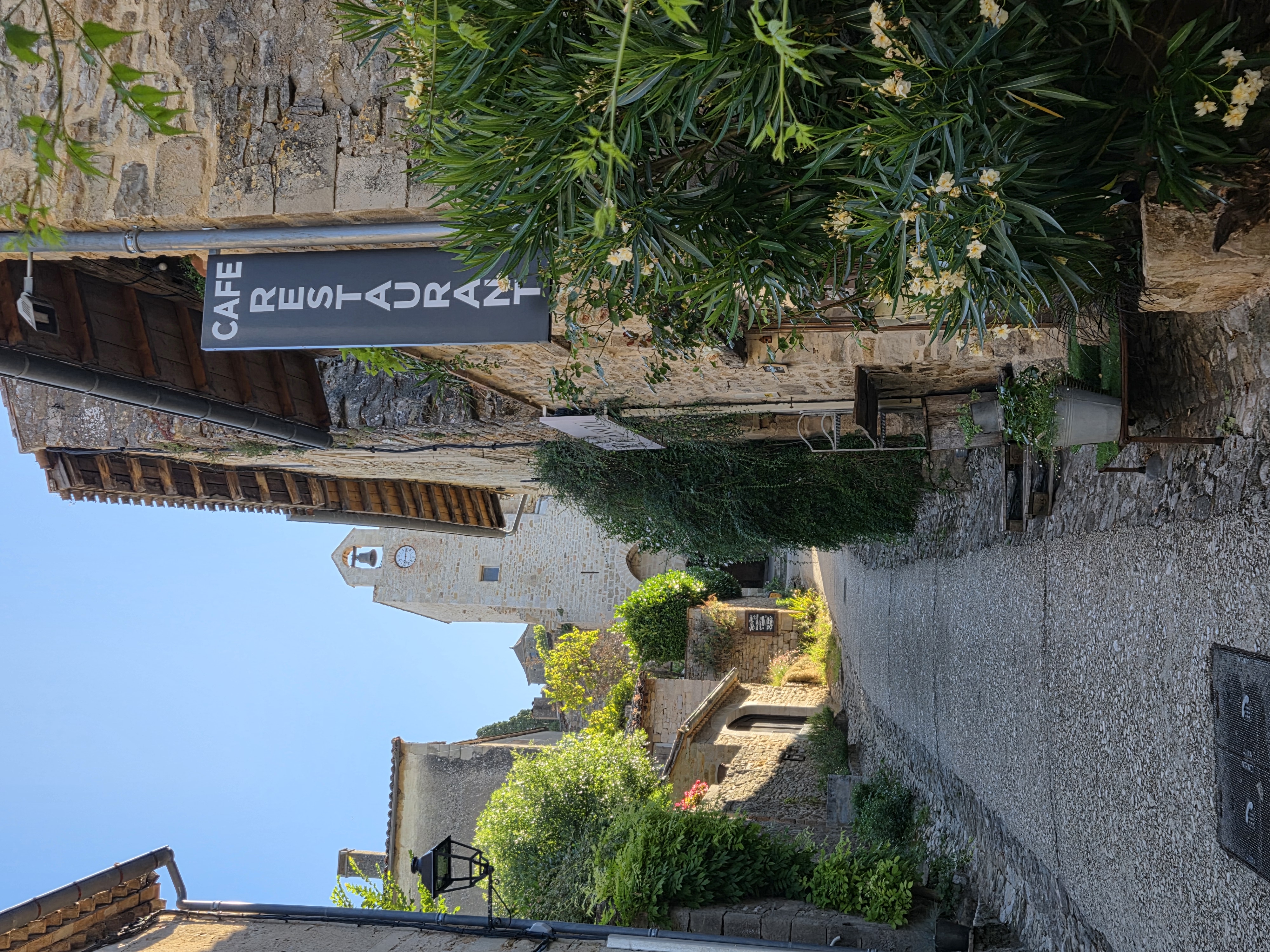Situé dans la rue la plus passante de Bruniquel, l’un des plus beaux villages de France, un établissement plein de charme offrant un fort potentiel de développement touristique et commercial.

Le bâtiment développe environ 190 m² sur 3 niveaux et comprend :

un restaurant chaleureux et réputé,
une terrasse couverte,
une agréable cour intérieure,
une chambre d’hôte,
ainsi qu’un appartement sous les toits actuellement exploité en gîte à la semaine.

Les volumes et la configuration du bâtiment permettent de nombreux projets : développement de l’activité restauration, hébergement touristique, création de plusieurs logements, activité mixte ou projet familial.

Bruniquel bénéficie d’une attractivité touristique en constante évolution grâce à 
-ses célèbres châteaux médiévaux qui accueillent près de 33 000 visiteurs par an,
-la renommée internationale de la grotte de Bruniquel et de ses découvertes sur Néandertal,
-ainsi qu’au tourisme nature autour des Gorges de l’Aveyron, très prisées des randonneurs, cyclistes, amateurs de canoë et visiteurs en quête d’authenticité.

L’établissement profite d’un emplacement stratégique au cœur du village, avec un passage important toute l’année et une forte fréquentation en saison.

Une belle opportunité pour des porteurs de projet souhaitant allier qualité de vie, patrimoine et activité professionnelle dans un cadre exceptionnel.

Vente du fonds de commerce et des murs.