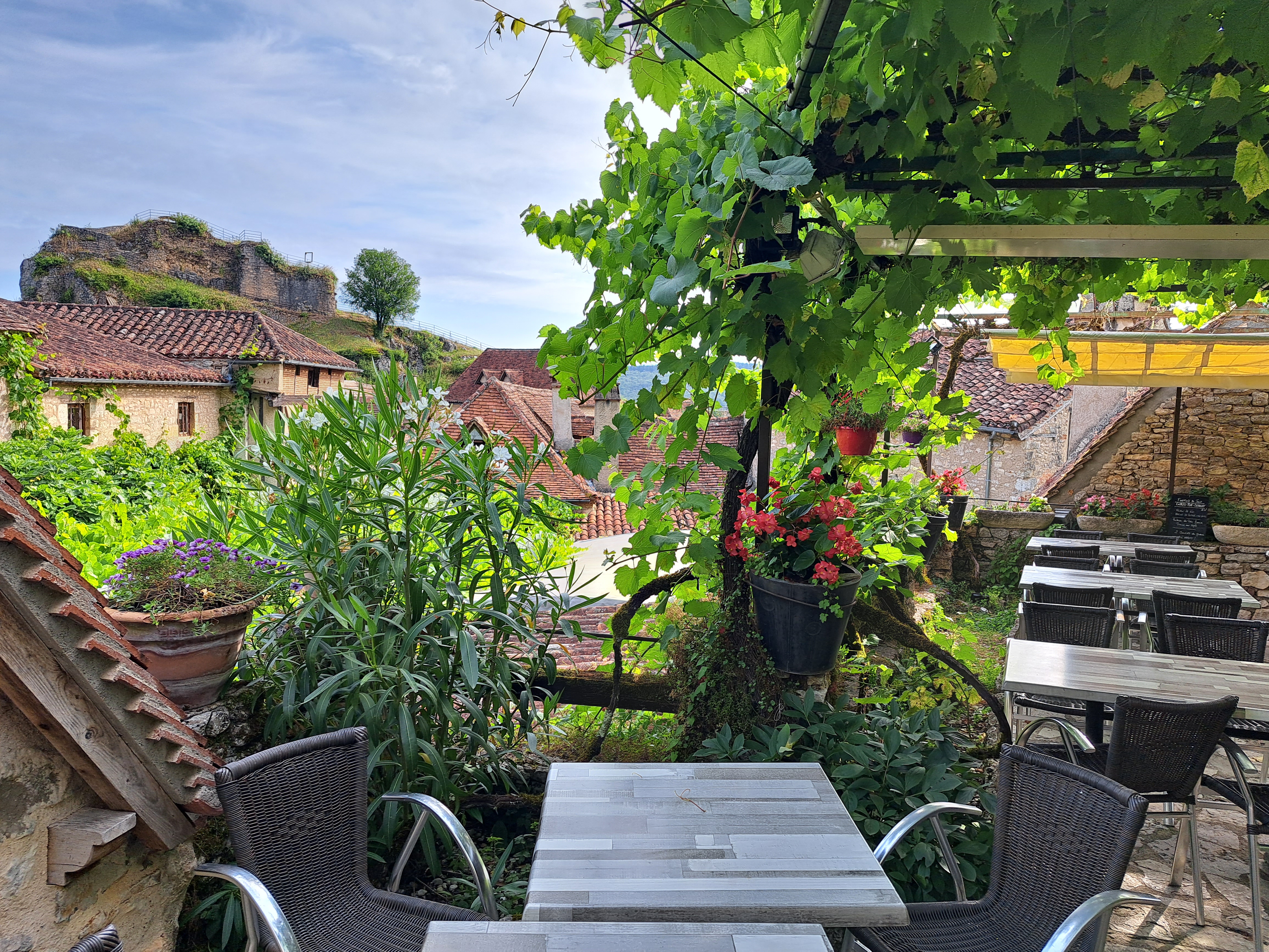 Je vends mon fond de commerce situé sur les hauteurs de Saint cirq lapopie.
L'établissement se compose d'une terrasse de 74 places assises avec vue sur les toits de Saint Cirq Lapopie et d'une salle de 30 places assises.
Le restaurant est fonctionnel et le matériel reste sur place.
Le loyer de mon établissement est imbattable(7000€par an).
Pour accéder au restaurant il y a deux entrées,une côté route principale et une côté ruelle commerçante piétonne.
La réserve jouxte le restaurant,et donne sur la route pour un accès facile pour les livraisons.
Il n'y a aucun CDI,se sont des contrats saisonniers.
CA
Entre 340000 et 390000€.
Je reste à votre disposition pour plus d'informations ou pour une visite sur site.
Cordialement