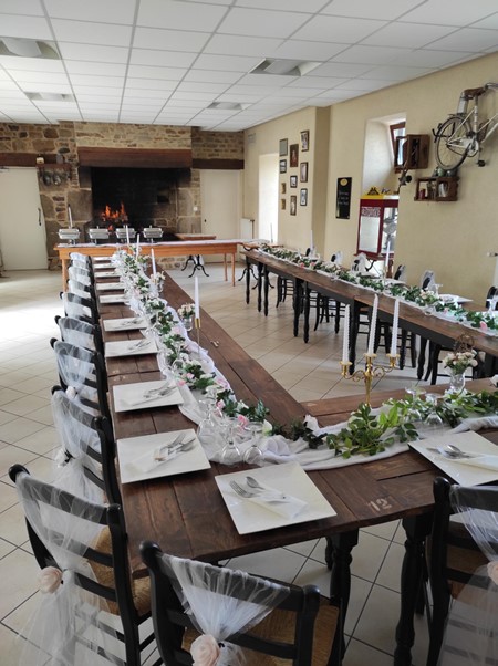 La commune de Rives-du-Couesnon est propriétaire depuis plusieurs années des murs d’un bar-hôtel-restaurant sur la commune déléguée de Vendel. Elle est également propriétaire du fonds de commerce et d’une Licence IV. 

Le fonds de commerce, sous l’enseigne "Madame Simone", est exploité par un couple qui a arrêté son activité fin 2022. 

La commune recherche un locataire-gérant pour poursuivre l’exploitation du fonds de commerce. Cet établissement conviendrait plutôt à un couple. L’installation est prévue pour avril 2023.

L’auberge dispose d’une salle de bar, d’une salle de restaurant de 50 couverts. La cuisine, équipée de matériel professionnel, se compose d'un labo, d'un office, d'une réserve sèche, d'une réserve classique et d'un coin plonge. 

La partie Hôtel se compose de 4 chambres, dont une chambre adaptée PMR au rez-de-chaussée, avec pour chacune d’entre elle, une salle d'eau privative et des sanitaires. 

Il existe un appartement privé au-dessus, de type T4, composé d'une pièce de vie, 3 chambres, 1 bureau, 1 salle de bain, 1 salle d'eau et WC séparé. Ce logement est réservé pour le futur locataire-gérant.

Un grand jardin  d'environ 800m² est attenant à l’auberge.

Il y a possibilité d'avoir accès à la fibre optique.

Le dossier de consultation est à retirer sur le site internet de la mairie : www.rivesducouesnon.fr en page d'accueil.

Les visites sont possible en contactant la mairie au 02 99 39 12 57.