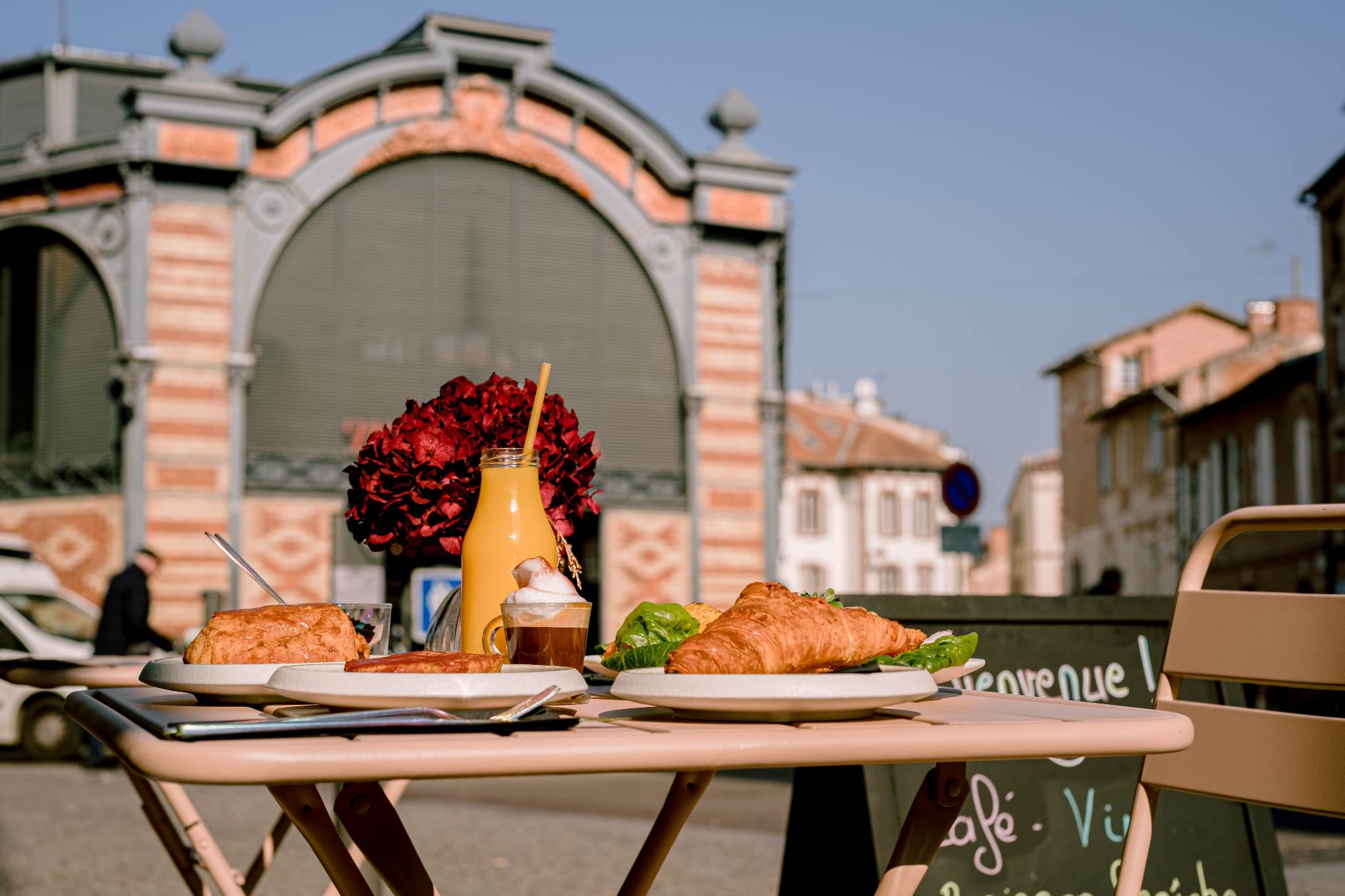 A vendre petit restaurant conceptuel et chic de quartier à vendre a deux pas de la Cathédrale face au marché couvert
Conçu pour être dupliqué et ouvrir d'autres établissements (6 mois de travail pour l'élaboration )
Ambiance cosy ; couleurs spécifiques
Entièrement rénové, établissement prêt à travailler immédiatement clef en main,
Remise aux normes OK
Dossier validés auprès des services nécessaires ;
22 places assises à l'intérieur, 15 en terrasse,
laboratoire neuf et réserve.

Double plonge, four mixte, vaisselle, mobilier vitrine réfrigérée, congélateur, 1 frigo bar, une saladette, 2 frigos Stockage.
Clientèle, plage horaire et concept à développer dans un cadre charmant à deux pas de la cathédrale et au coeur du Centre historique ou vivent clientèle locale et promeneur.
Pour l'instant il n'est ouvert que le midi sauf le mercredi
A 2 minutes de la préfecture et du conseil général.
Vente pour changement de domaine par la propriétaire.
Prix 99 000 euros
Prendre contacts pour d'autres photos