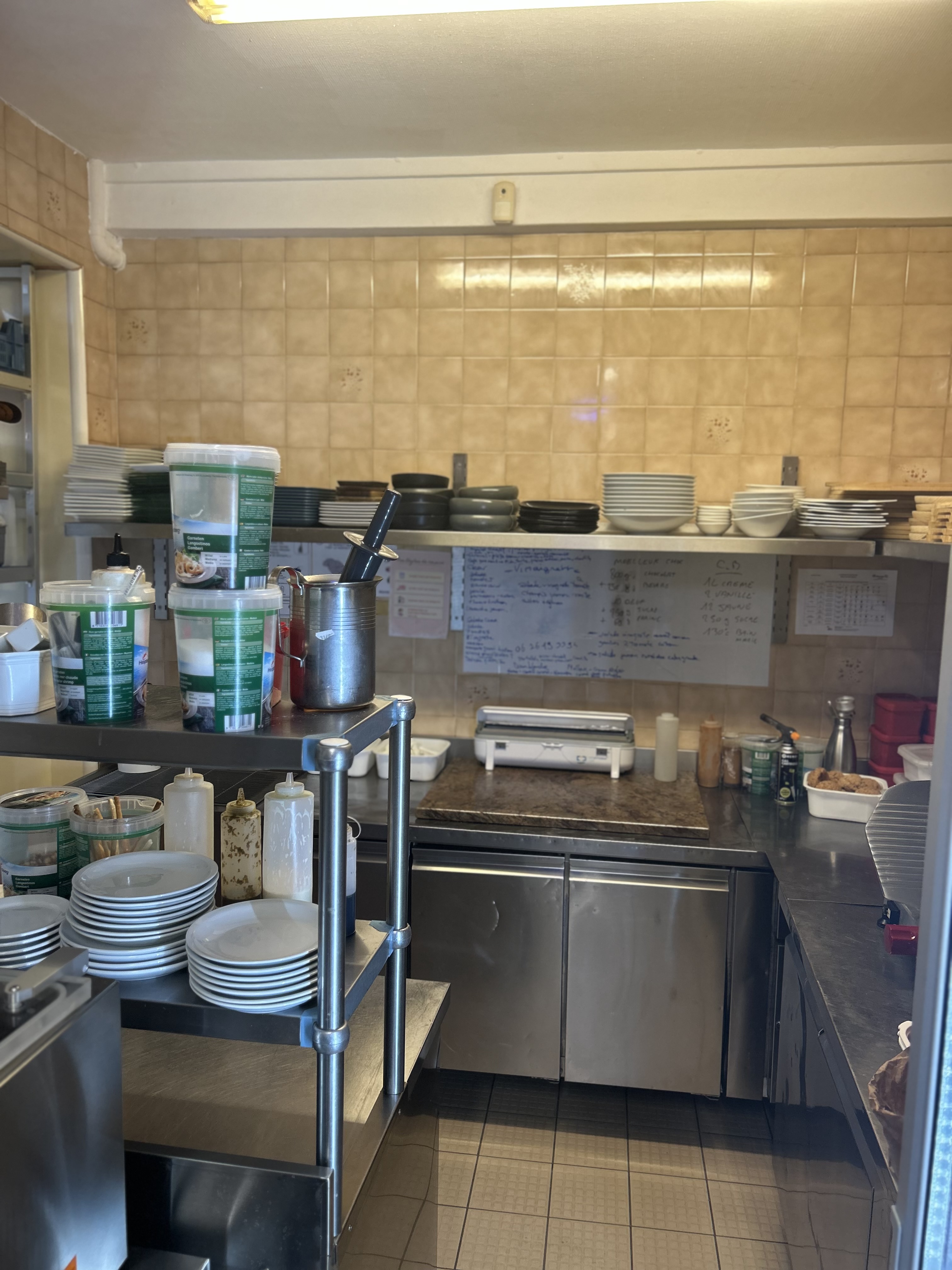 Dans un village très dynamique et proche des grands lacs du Morvan, bonne situation pour ce fonds de commerce, bar, restaurant, traiteur et hôtel, composé : d'un bar, d'une salle de restaurant d'environ 50 couverts, d'une belle cuisine équipée, d'une grande terrasse d'une quarantaine de couverts (du 1er avril au 15 novembre), de sept chambres d'hôtel (1 supplémentaire possible) qui ont été rénovées avec goût et d'un appartement de fonction d'environ 100 m2 avec sa terrasse. Réserve, lingerie, chambre du personnel et une grande cave (accès direct par la cuisine).


Possibilité d'acheter les murs