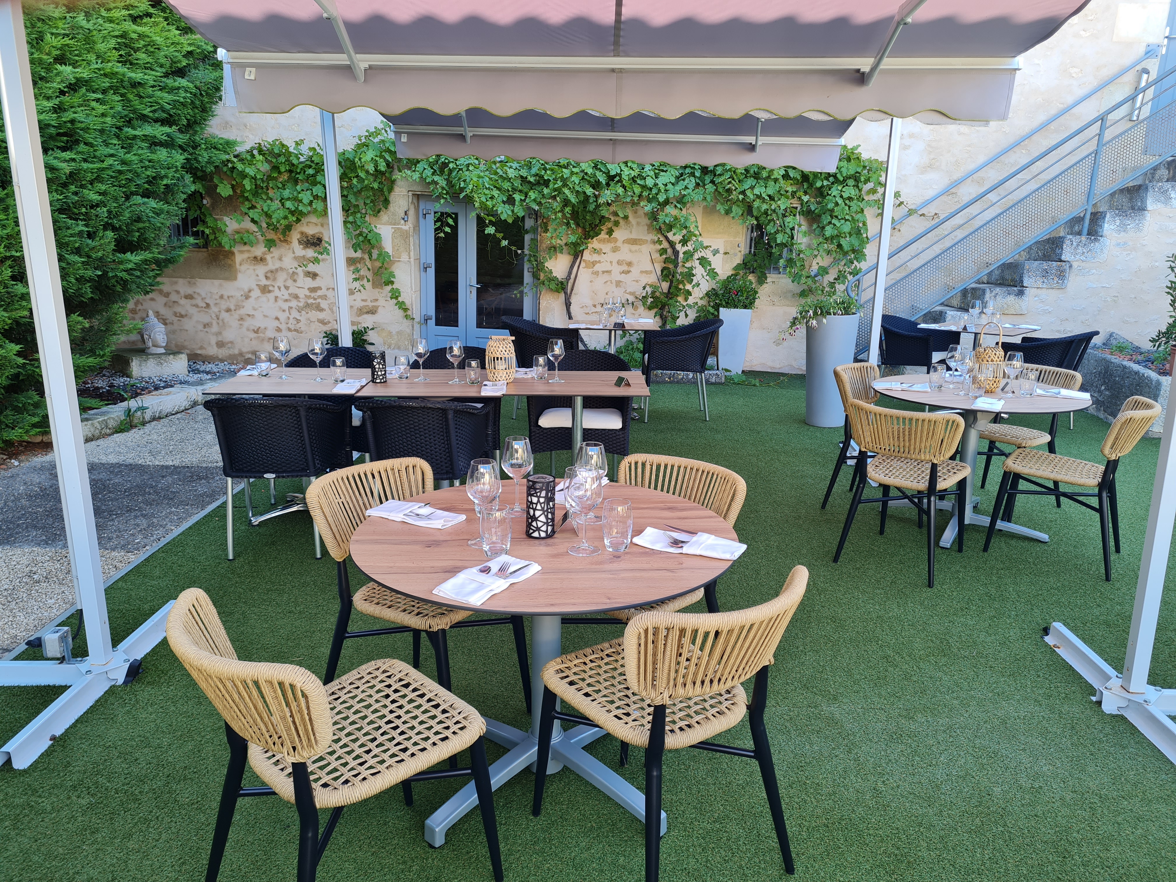 Fond de commerce à vendre dans une jolie commune agréable à vivre  au cœur d’un bourg commerçant .Le loyer est de 1103 E par mois licence 4 inclue ainsi qu’un appartement de 80m2 avec 4 chambres au dessus du restaurant.
Restaurant avec beaucoup de potentiel ,en pierre apparente et une déco moderne et repeinte récemment, avec une activité très florissante .Possibilité de développement du bar avec une terrasse .
Le restaurant propose un menu différent chaque midi avec des produits frais et fait maison et le week-end une carte semi-gastro avec des produits frais et tout fait maison.Carte qui change à chaque saison.Le restaurant à une très bonne réputation et une clientèle fidèle.
Il est composé de trois salles une principale pouvant accueillir 80 personnes, une petite salle pouvant accueillir entre 20 et 25 personnes et une grande salle à l’étage de capacité d’accueil de 80 personnes.La terrasse dans un écrin de verdure  peut accueillir environ une centaine de personnes.
Une cuisine complètement équipée ,un bar équipée ,une plonge à part de la cuisine ,un coté pain et une buanderie qui sert de vestiaire.De nombreux lieux de rangement et de stockage cave ,des placards et une grande réserve avec des grandes chambres froides .
Établissement aux normes PMR.
Pour plus de photos vous pouvez allez voir notre site Le MYTHIC et les avis sur Google business et tripadvisor et référencé sur le petit futé.
Nous mettons notre restaurant à vendre pour envie de changement après 14 ans de service avec beaucoup de plaisir. Demande sérieuse 
Coup de cœur assuré venez vite le visiter !