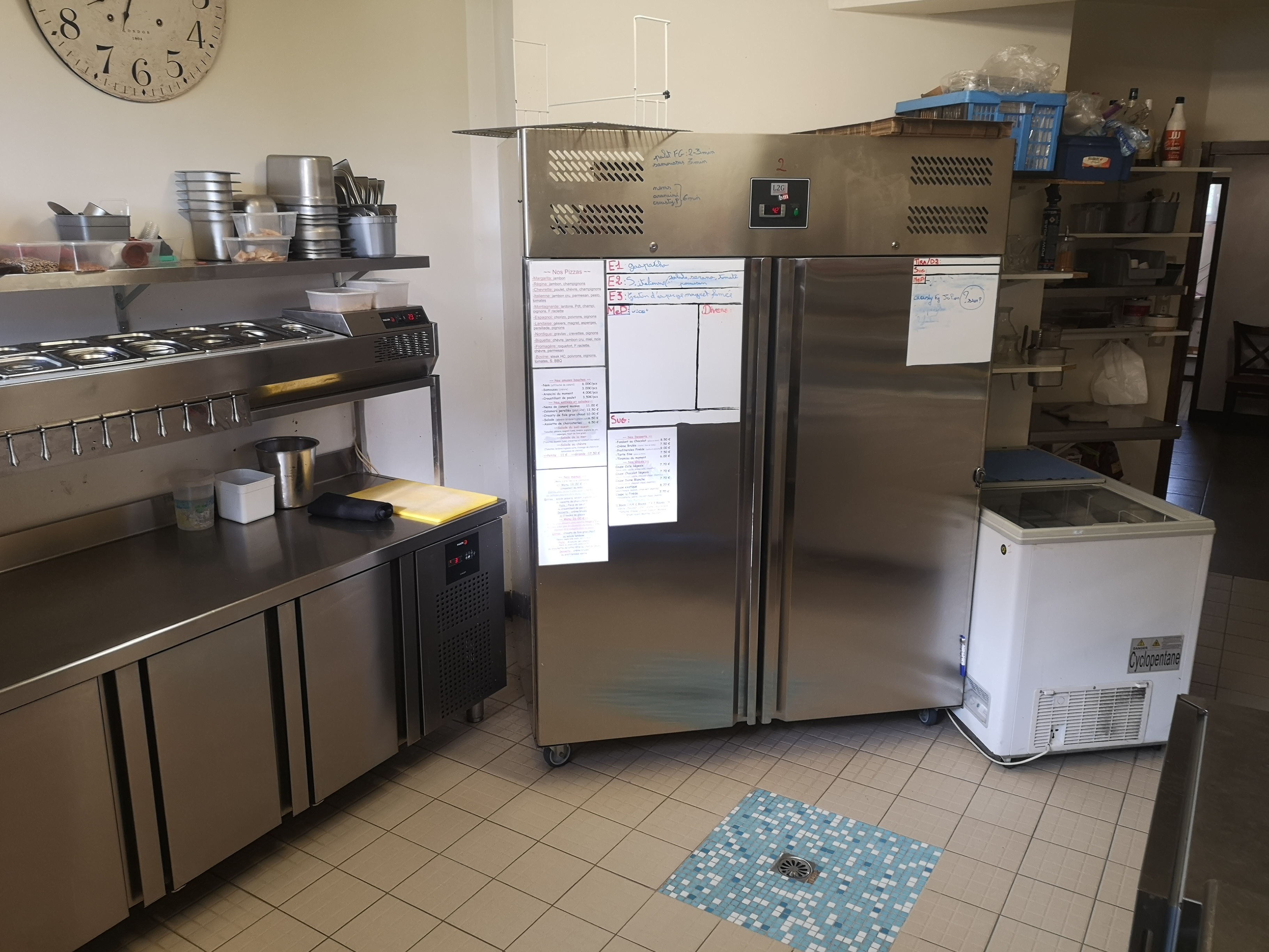 Nous proposons d'acheter le fonds ou de proposer a un couple de restaurateur pour une reprise en location ou comme  salarié dans un premier temps.
Fond de commerce situé sur axe routier fréquenté, entre A63 et Biscarrosse sur la D43 dans le nord des landes. Nous avons une carte de restauration traditionnelle en plus des pizzas
Aire de covoiturage et Gare SNCF. Clientèle locale, grande activité de travailleurs agricole saisonnière de mars à novembre. Bon contact avec les gîtes et chambres d'hôtes alentour. Cuisine locale et pizzéria sur place et à emporter. Terrasse de 35 places, salle de 40 places assises, bar, cuisine, matériel complet aux normes, chambre froide, four à pizza. Aucun travaux à prévoir. Grand parking attenant. Idéal pour couple de restaurateur.
Pour plus de renseignements ( bilan, loyer etc...) me contacter par la messagerie du bon coin ou au téléphone
Possibilité d'acquérir les murs