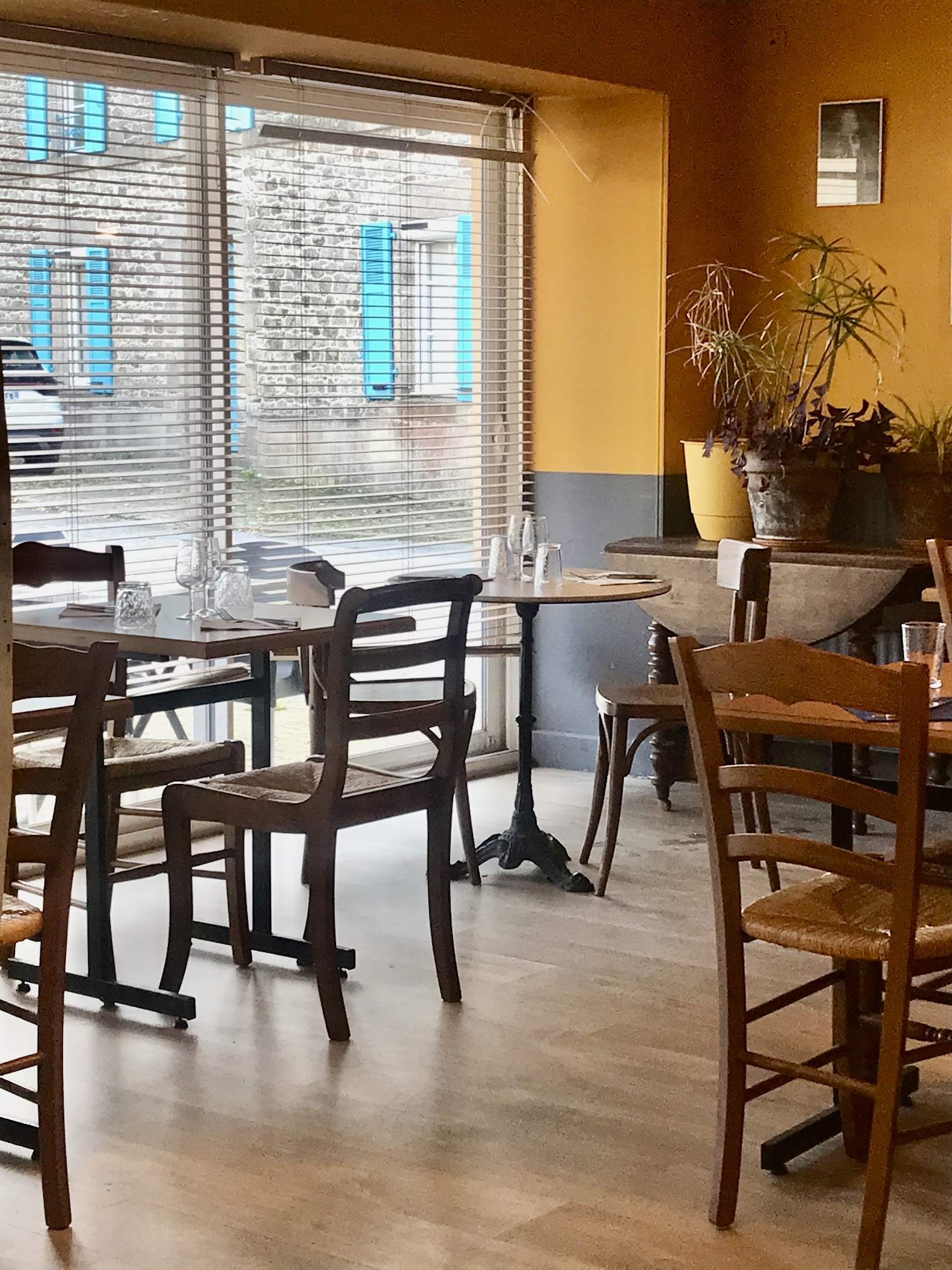 Bar – Restaurant clé en main + Logement | Matériel 2022 | 

Superbe Bar – Restaurant en centre-bourg (Centre Bretagne), idéal pour une installation immédiate dans d’excellentes conditions !

✨ Matériel récent (2022) – cuisine équipée, extraction, mobilier complet.

✨ Affaire clé en main, avec licence 4

✨ Ouverte seulement 4 soirs/semaine : énorme potentiel de développement (midi, soirées, week-ends, événementiel…).

✨ Clientèle fidèle et bonne visibilité locale.

✨ Loyer attractif : 850 €/mois pour le commerce.



Et surtout :

🏠 Logement juste au-dessus du commerce, disponible pour seulement 450 €/mois → idéal pour limiter les charges, vivre sur place et simplifier l’exploitation. 4 chambres 2 sdb

🏢 Possibilité d’acheter les murs : excellente opportunité pour sécuriser votre investissement et maîtriser vos charges à long terme.

Affaire parfaite pour un couple, une première installation ou un pro motivé cherchant un commerce à fort potentiel avec une vraie qualité de vie.

Prix du fonds : 65 000 € 

Visite conseillée : vous pouvez vous installer et travailler immédiatement.